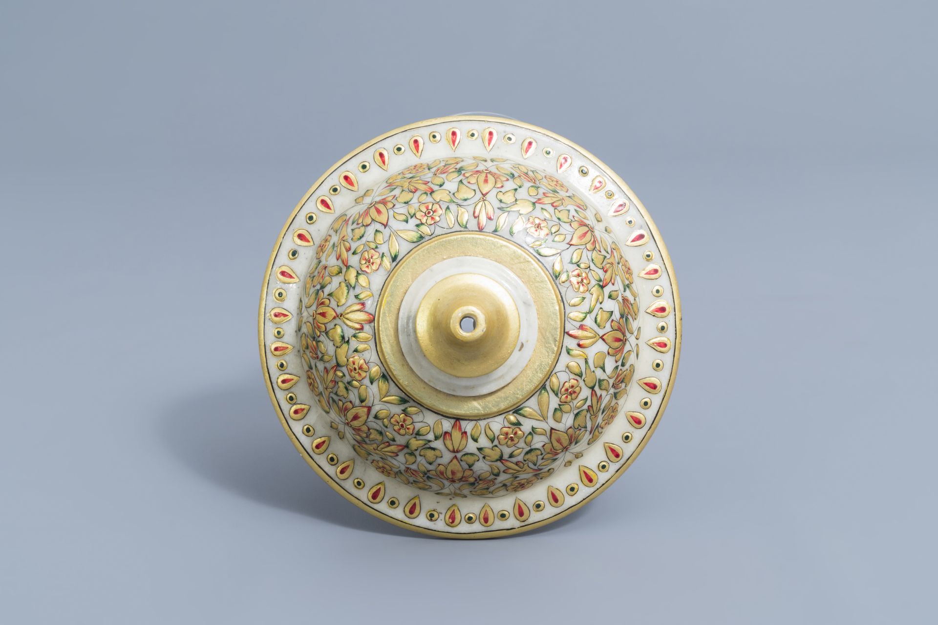 A large Indian Mughal alabaster cup and cover with portrait miniatures, 19th/20th C. - Image 8 of 8