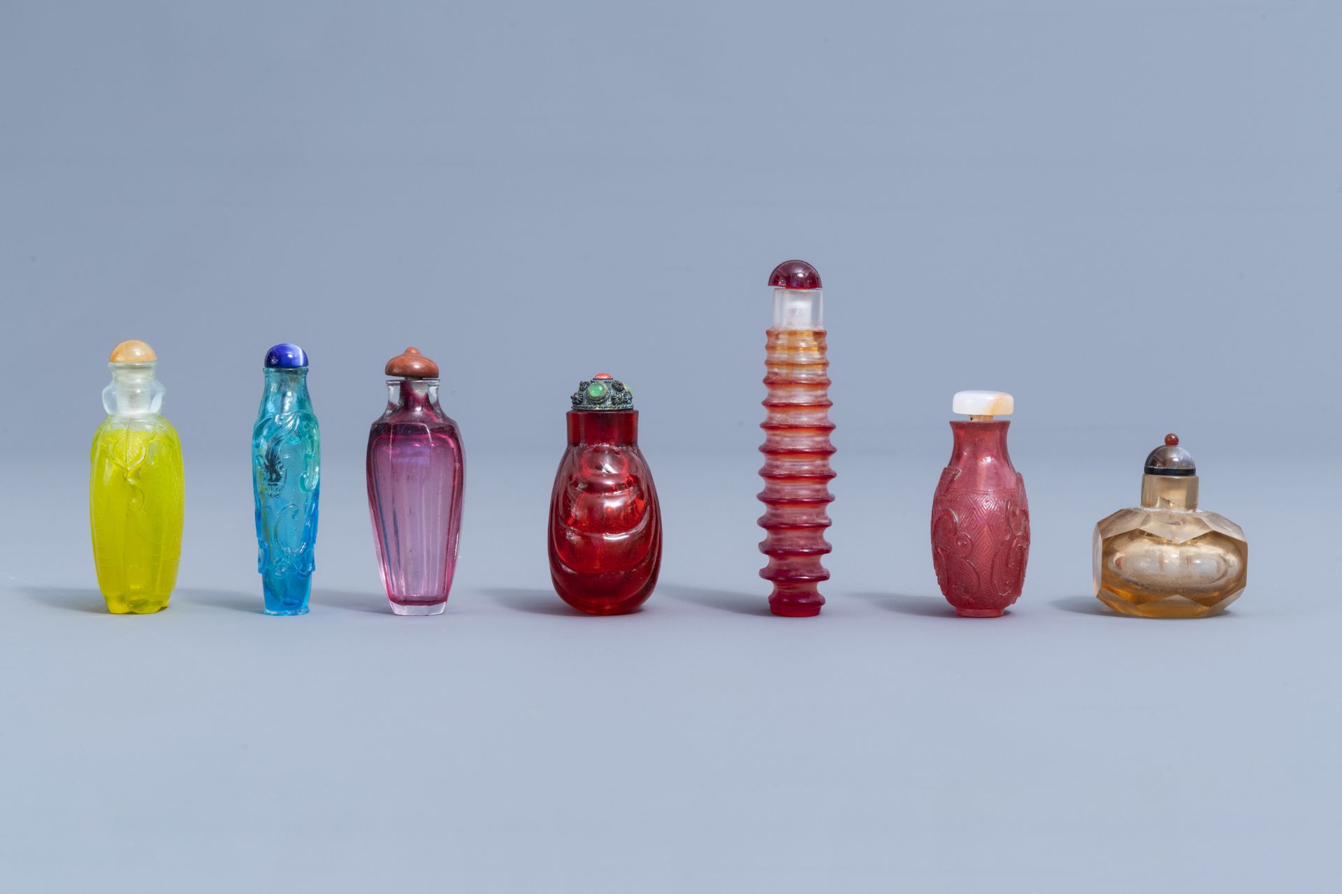 Thirteen Chinese monochrome and polychrome glass snuff bottles, 20th C. - Image 2 of 4