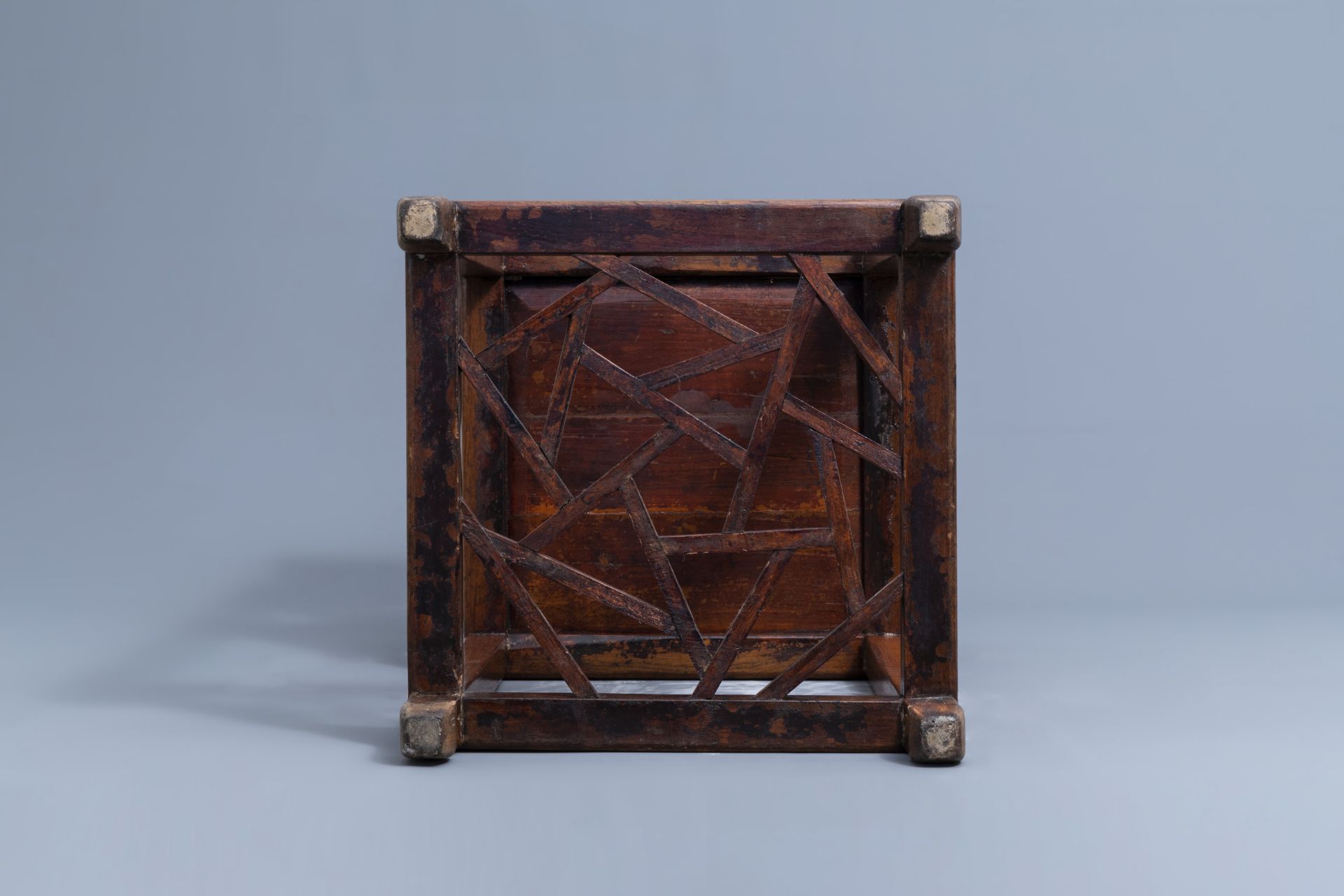 A Chinese wooden stand, 19th/20th C. - Image 7 of 7