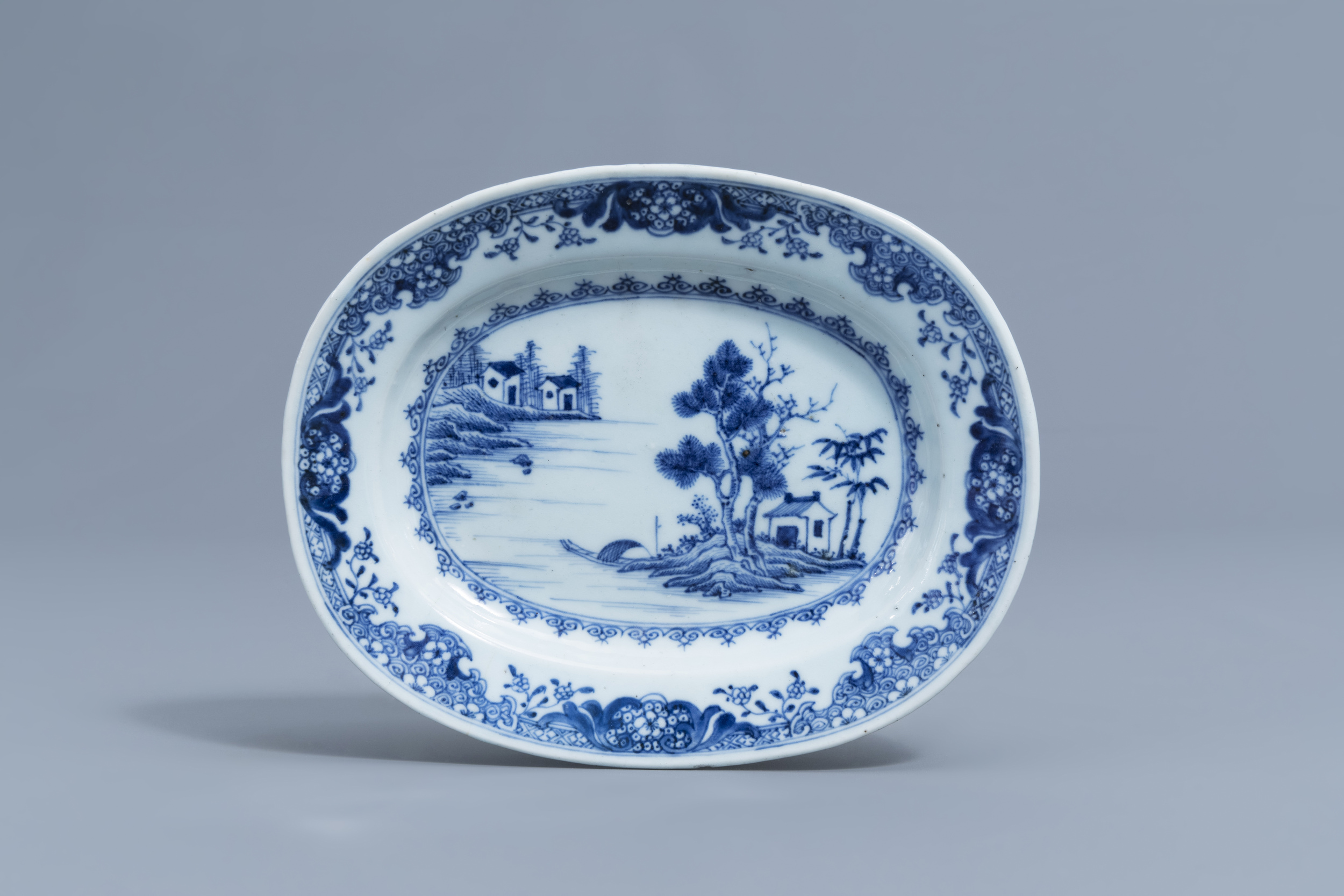 A Chinese blue and white tureen on stand, a famille rose and a Canton plate, 18th/19th C. - Image 6 of 13