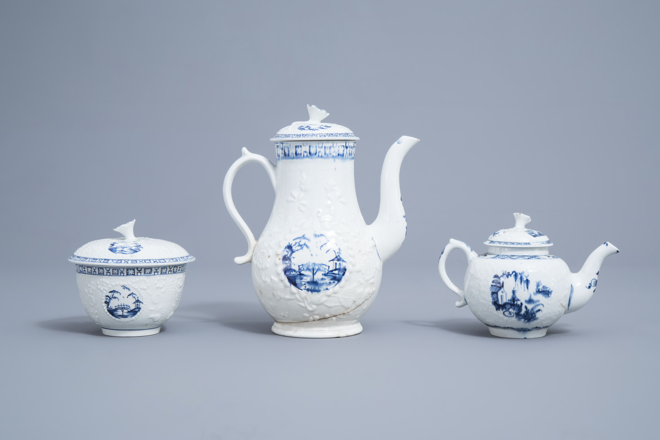 An English 22-piece blue and white Lowestoft creamware 'Hughes' coffee and tea service, 18th C. - Image 24 of 38