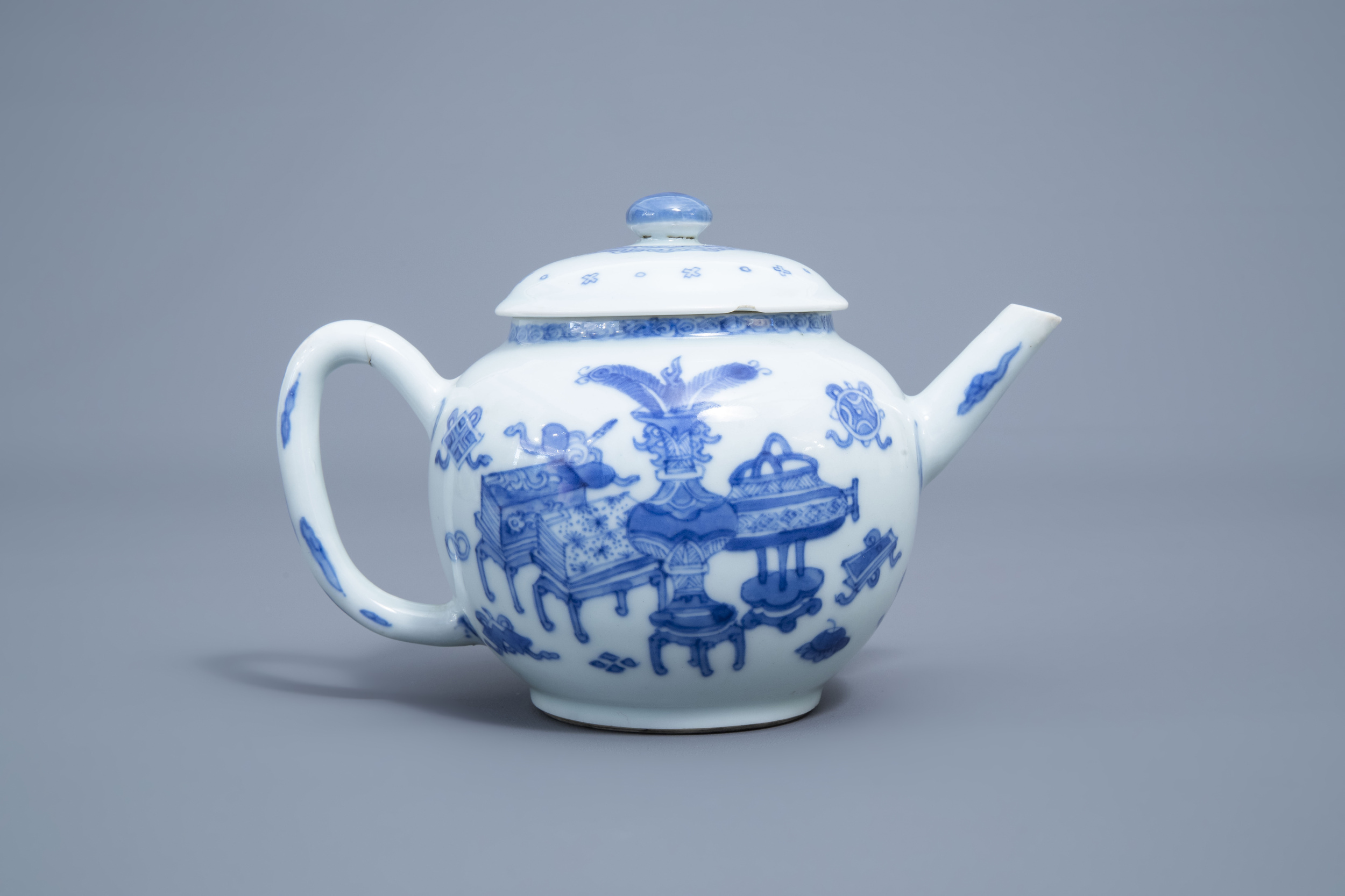 A Chinese blue and white teapot and cover with antiquities design, Kangxi - Image 3 of 8