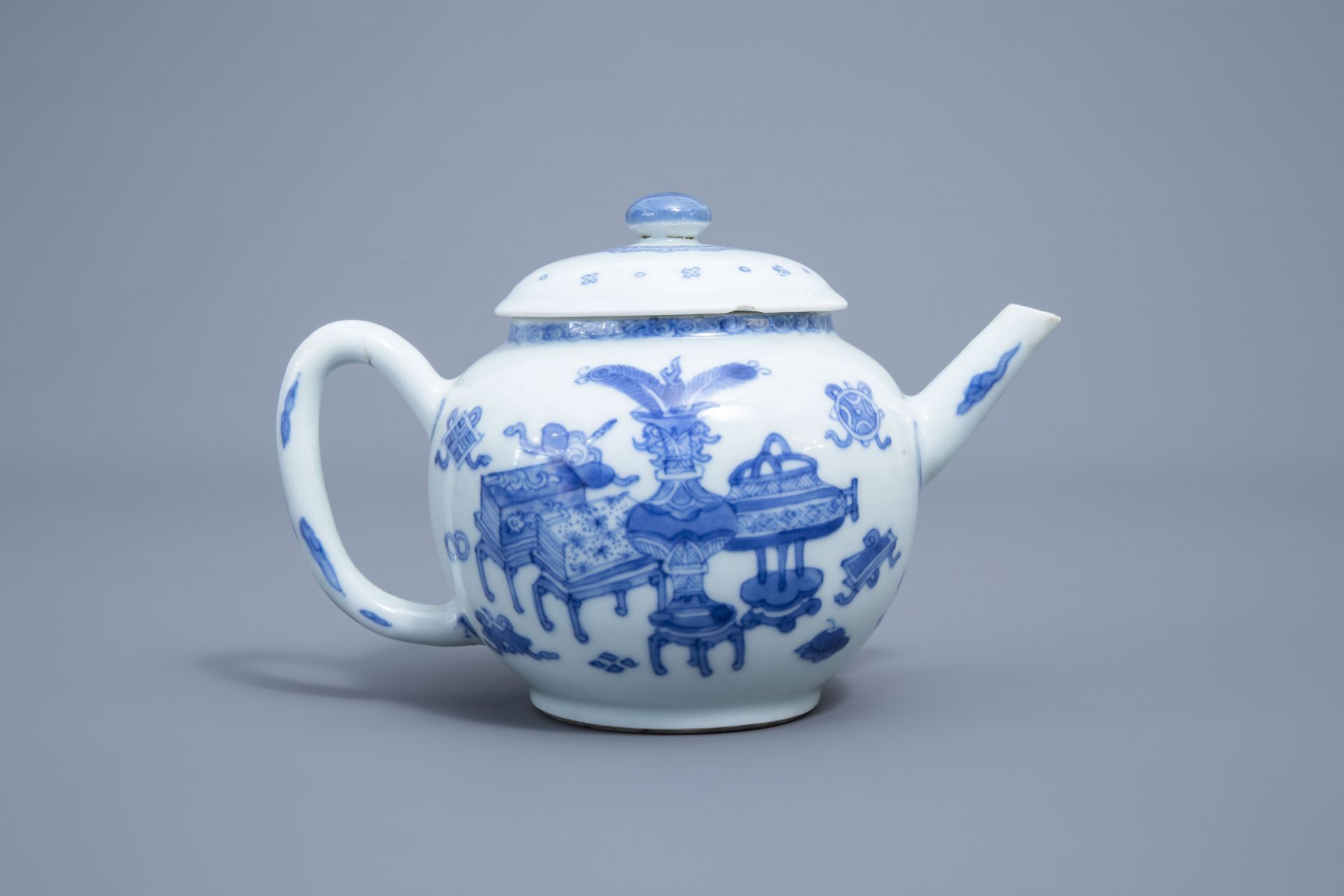 A Chinese blue and white teapot and cover with antiquities design, Kangxi - Image 3 of 8
