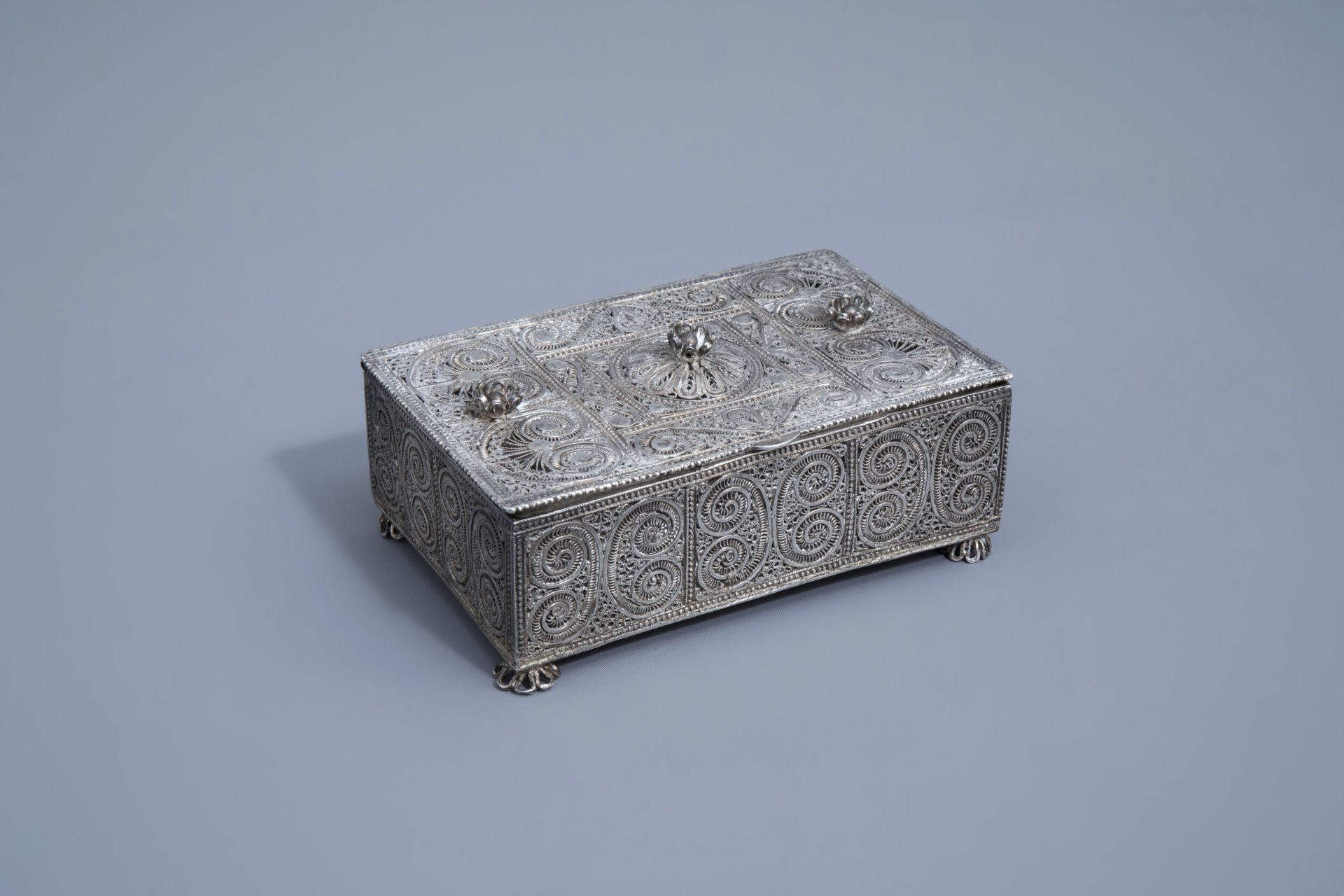 A silver filigree casket with floral design, 835/000, various marks, 19th/20th C.