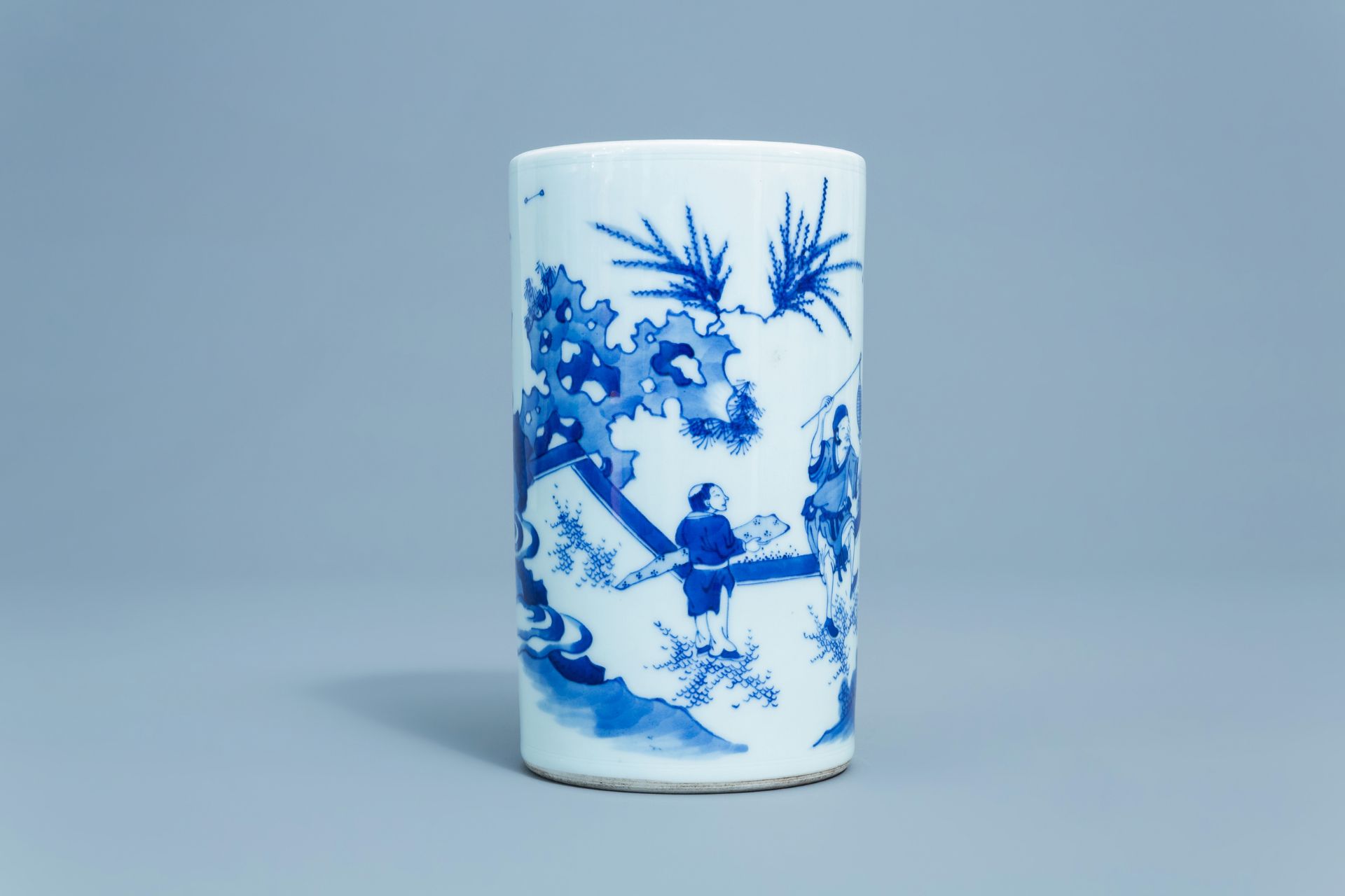 A Chinese blue and white brush pot with figures in a landscape, 20th C. - Image 3 of 7