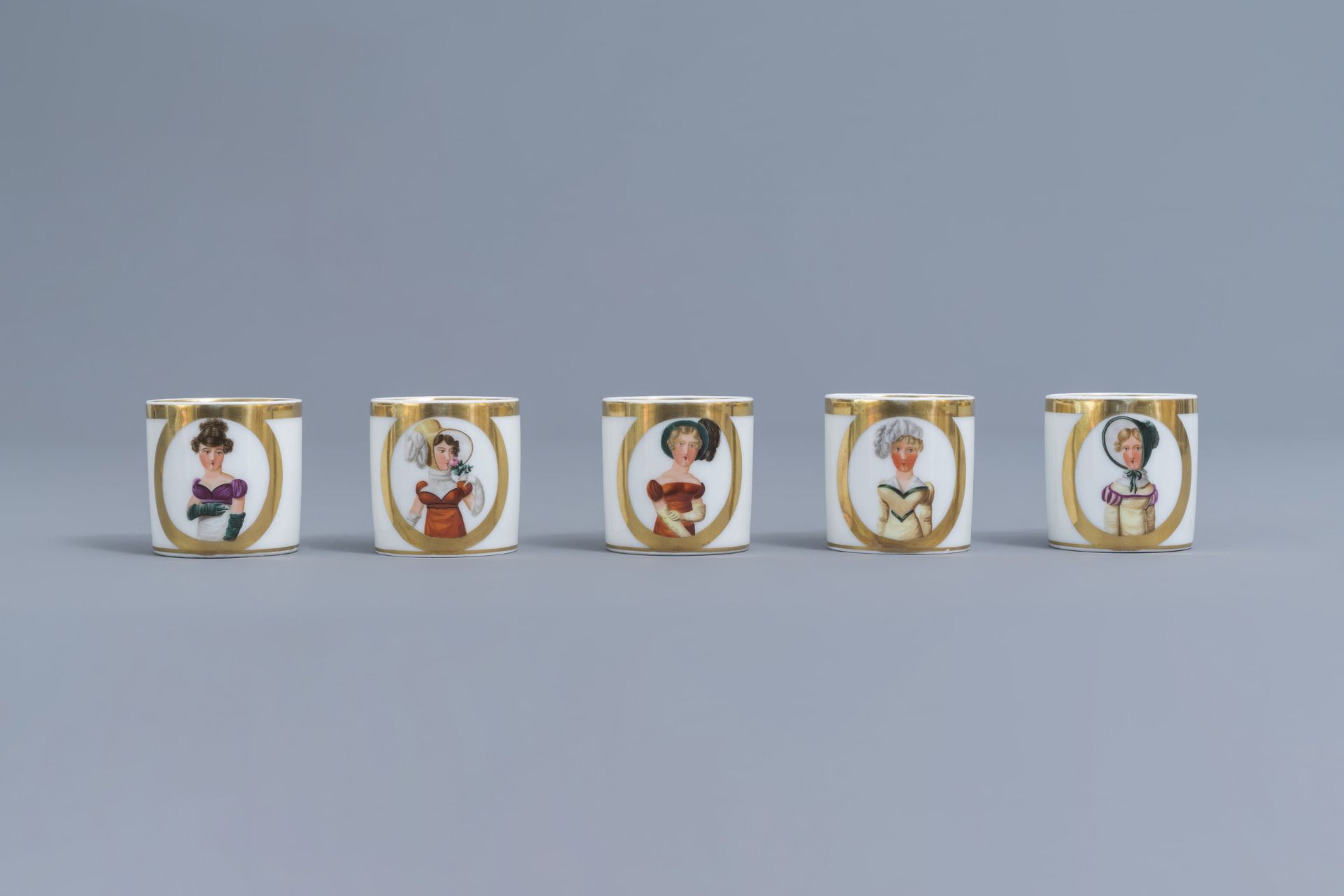 A 25-piece Paris porcelain coffee and tea service with First French Empire ladies portraits, 19th C. - Image 61 of 70