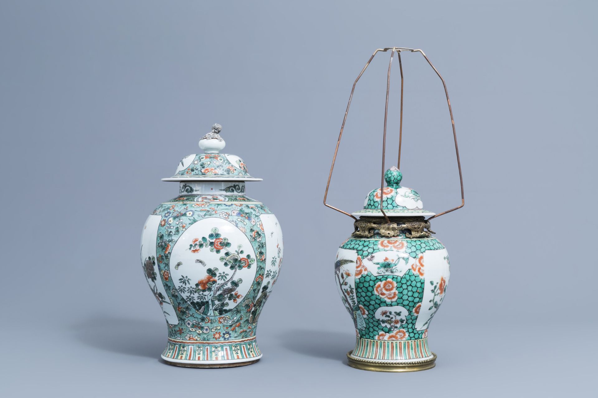 Two Cinese famille verte vases and covers with birds and butterflies, 19th/20th C. - Image 4 of 8