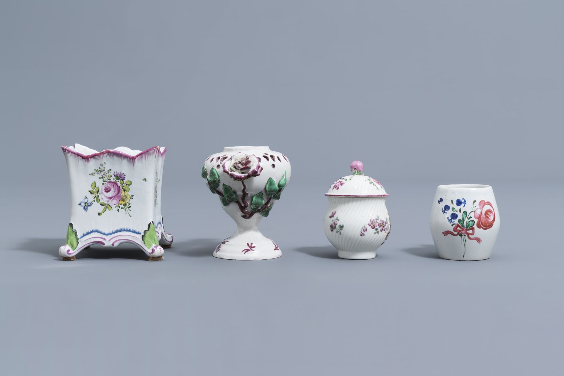 A collection of 17 pieces in faience de l'Est, France, 18th/19th C. - Image 30 of 34