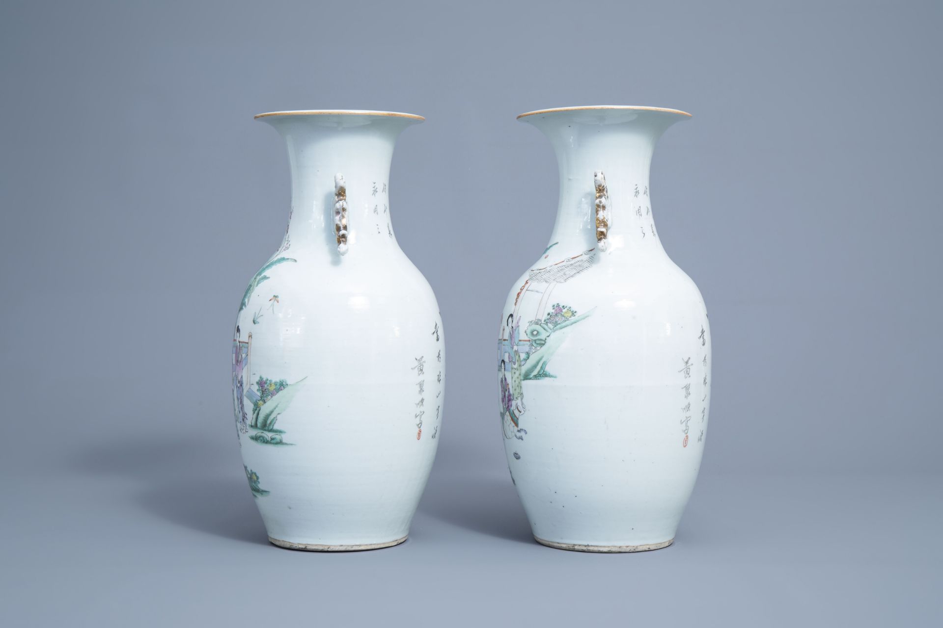 A pair of Chinse famille rose vases with ladies on a terrace, 19th/20th C. - Bild 4 aus 6