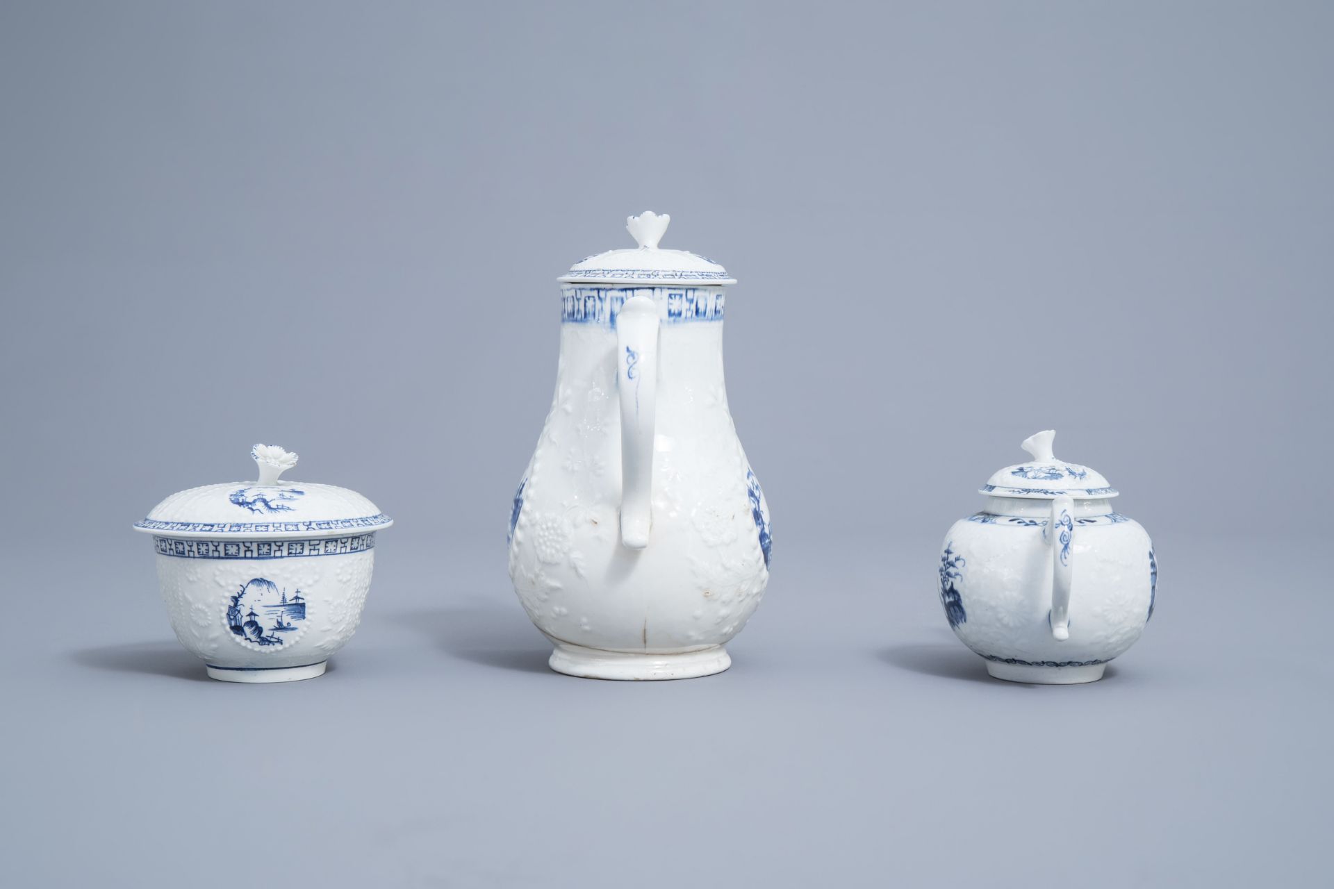 An English 22-piece blue and white Lowestoft creamware 'Hughes' coffee and tea service, 18th C. - Image 26 of 38