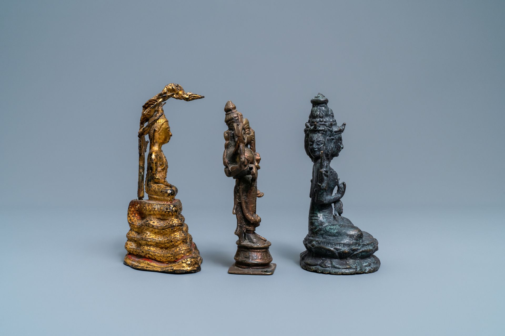 A collection of bronze figures and fragments, India, Thailand and Tibet, 19th C. and earlier - Image 12 of 20