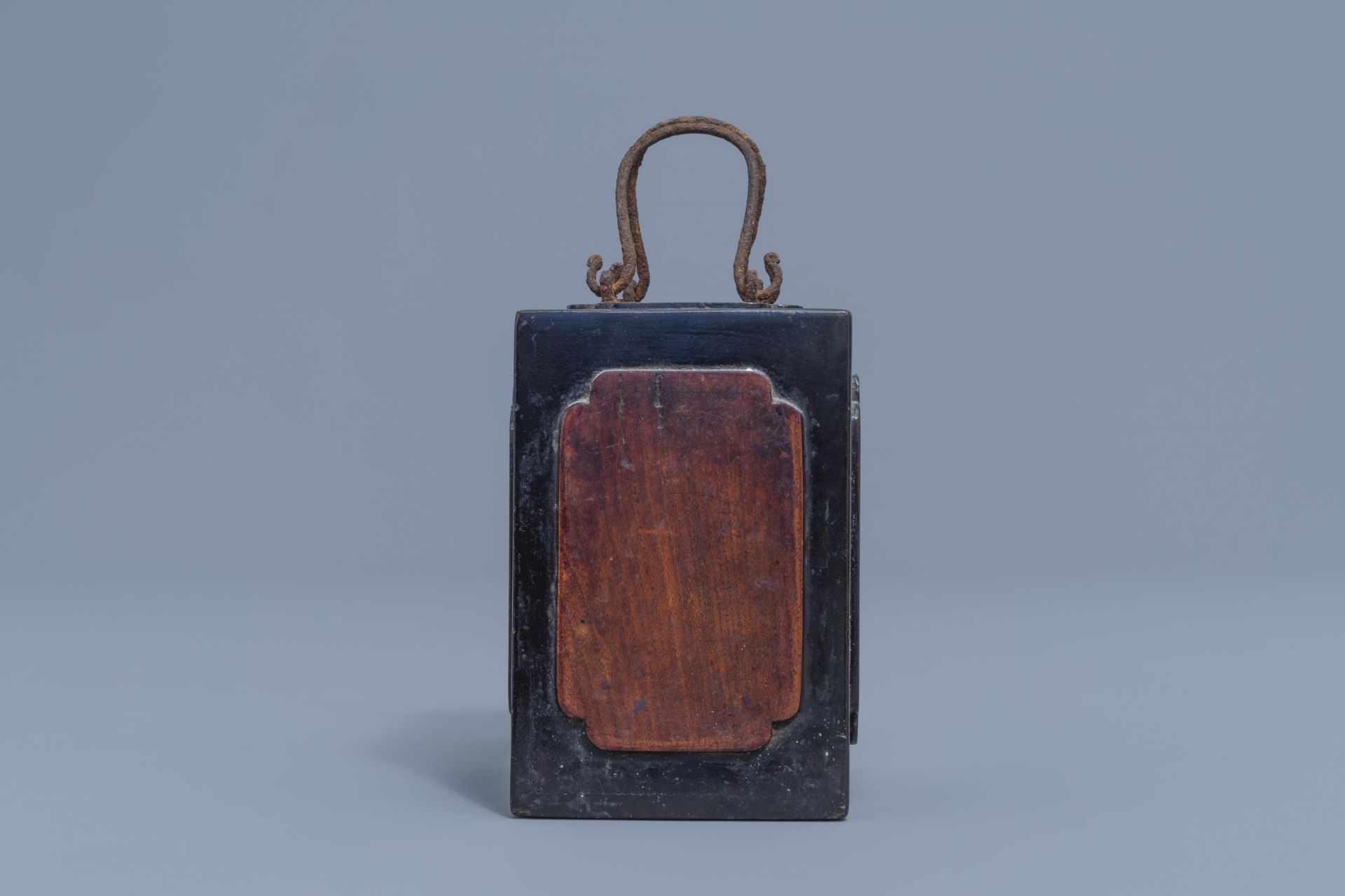 A Chinese paktong opium lamp and its wooden box, 19th C. - Image 11 of 14