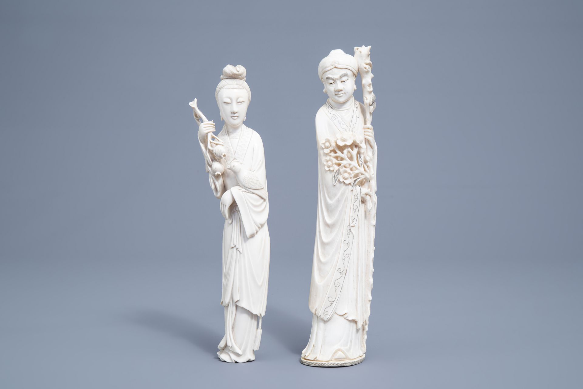 Two Chinese carved ivory figures of a scholar and a lady with a parrot, 19th/20th C. - Image 4 of 9
