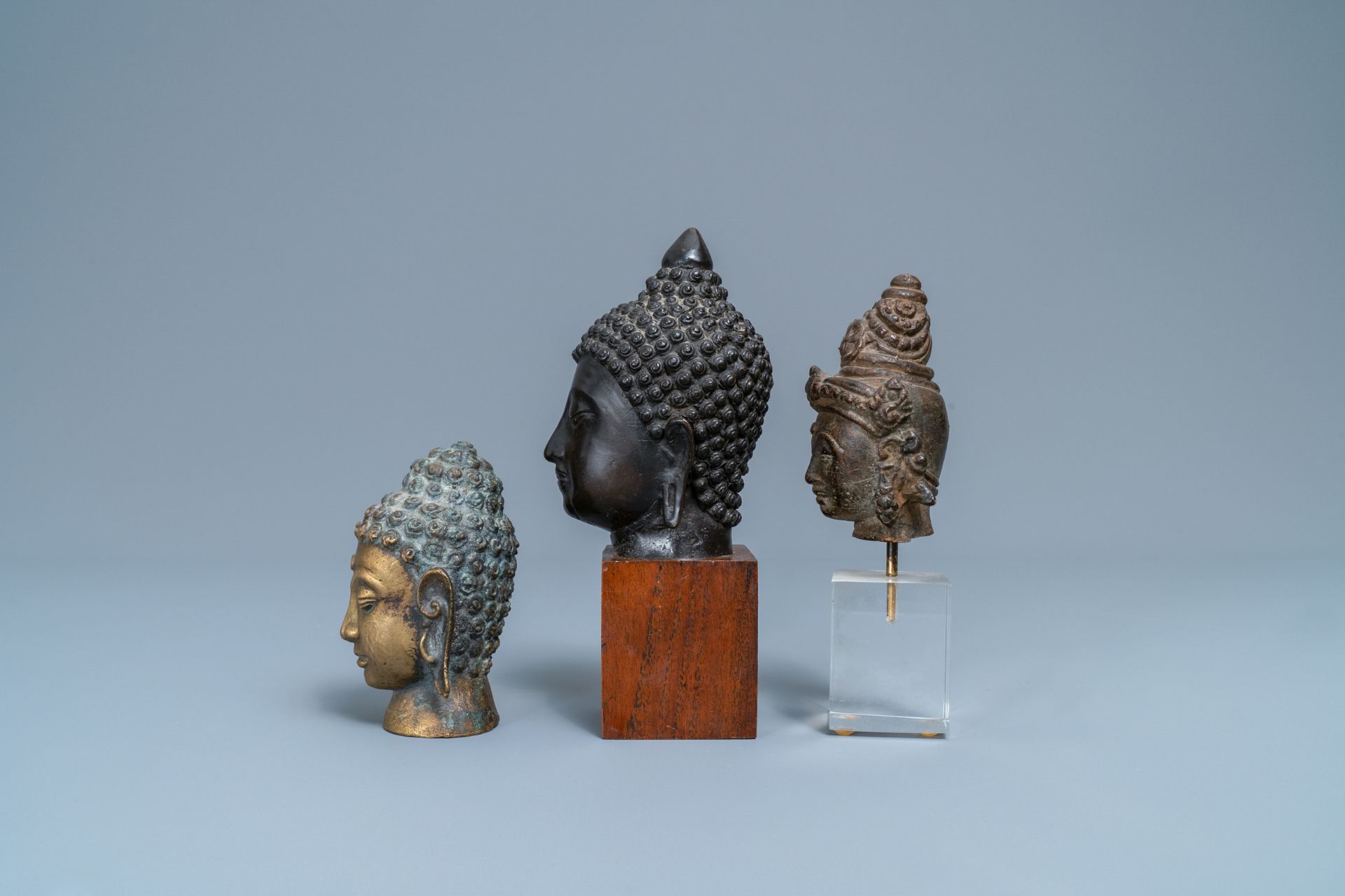 A collection of bronze figures and fragments, India, Thailand and Tibet, 19th C. and earlier - Image 15 of 20