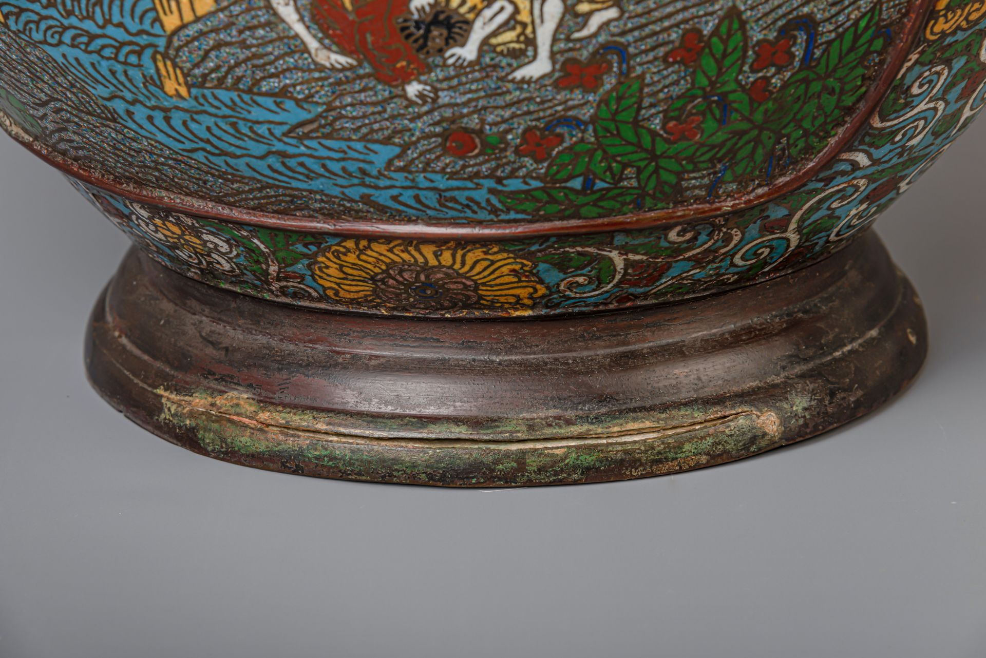 A Japanese vase, a censer and a jardiniere in champleve and cloisonne, Meiji, 19th/20th C. - Image 20 of 20