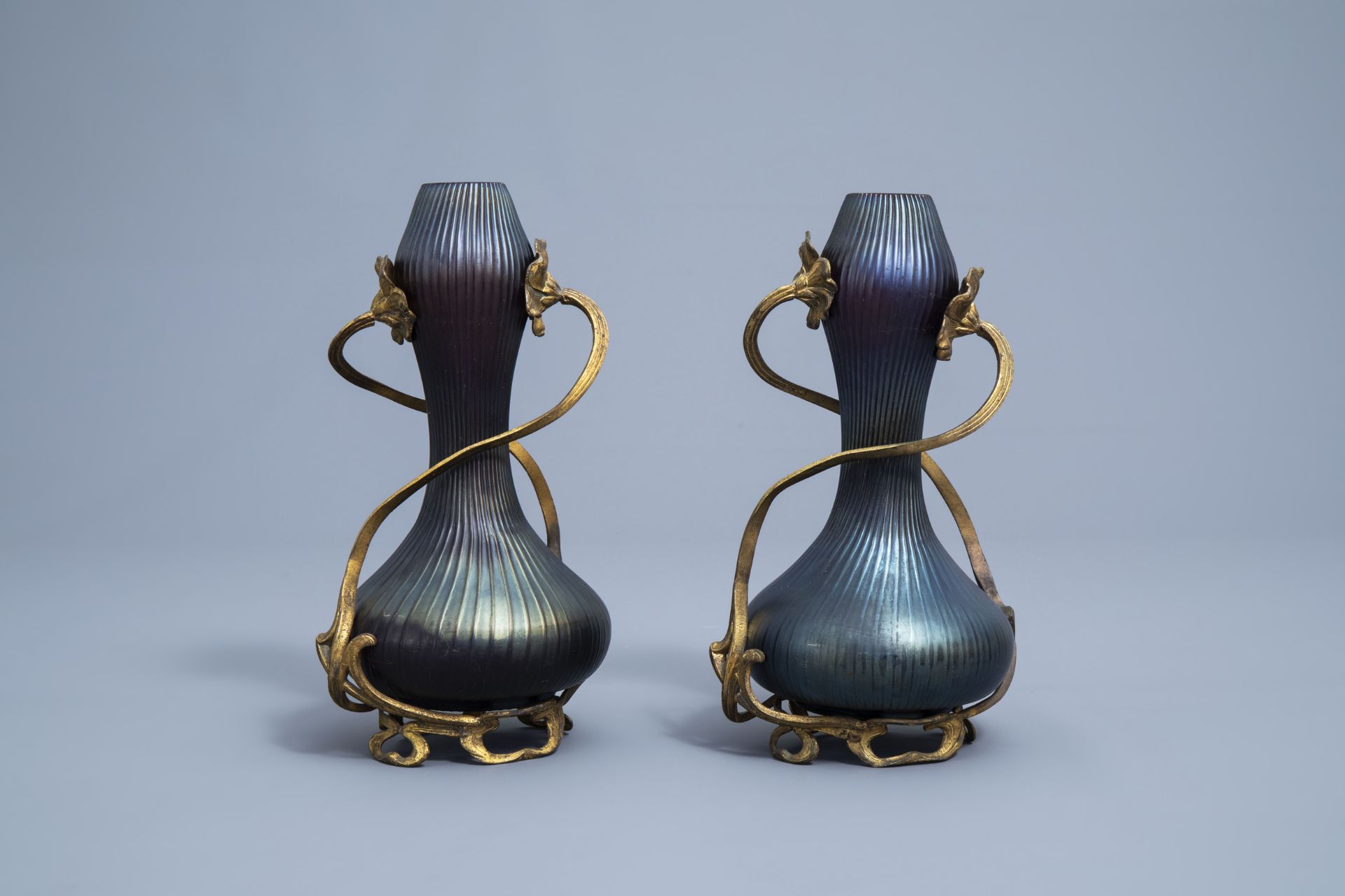 A pair of iridescent Art Nouveau style double gourd vases in the manner of Johann Loetz, 20th C. - Image 3 of 6