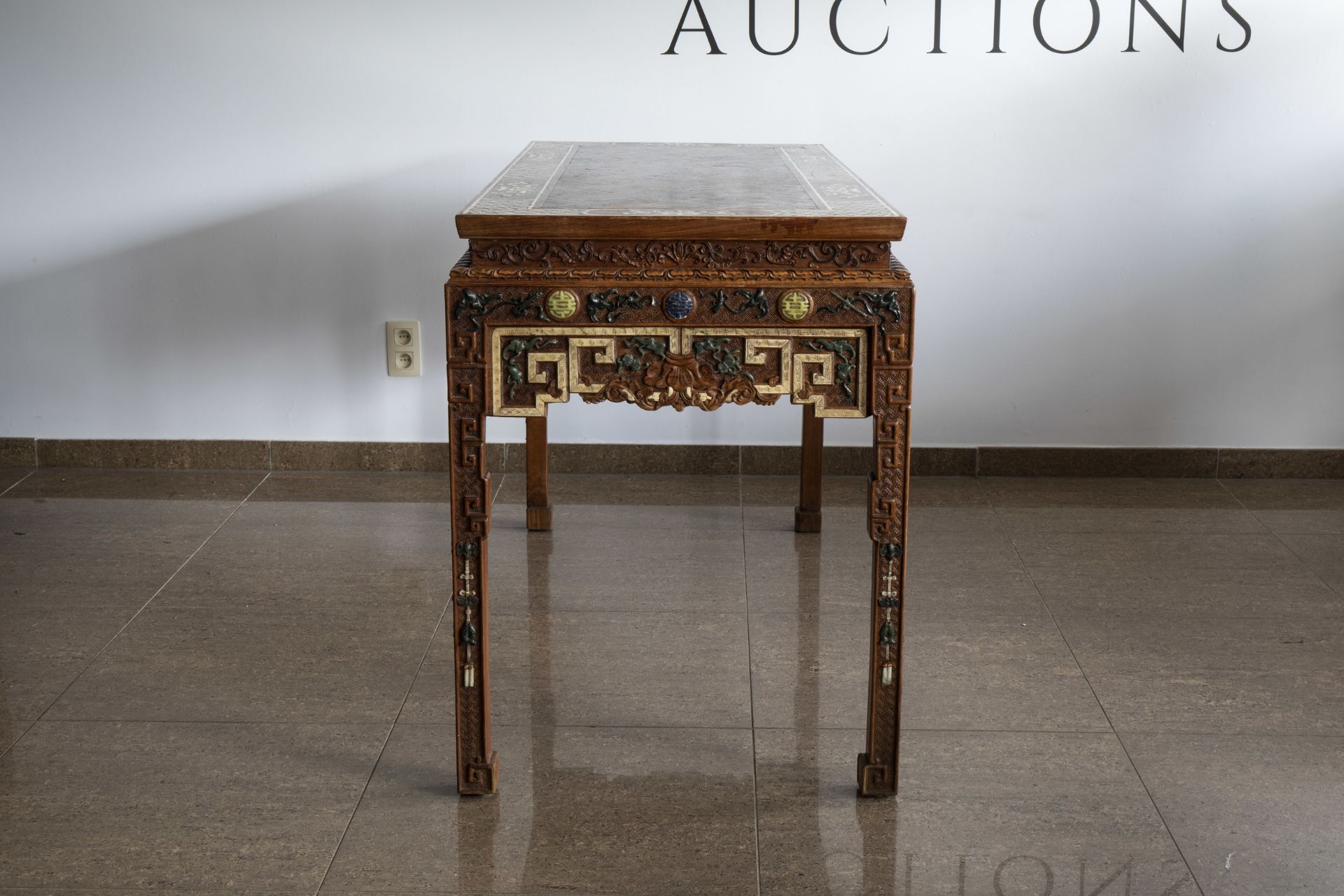 A Chinese bone and hardstone inlaid rectangular wooden table, 20th C. - Image 4 of 7