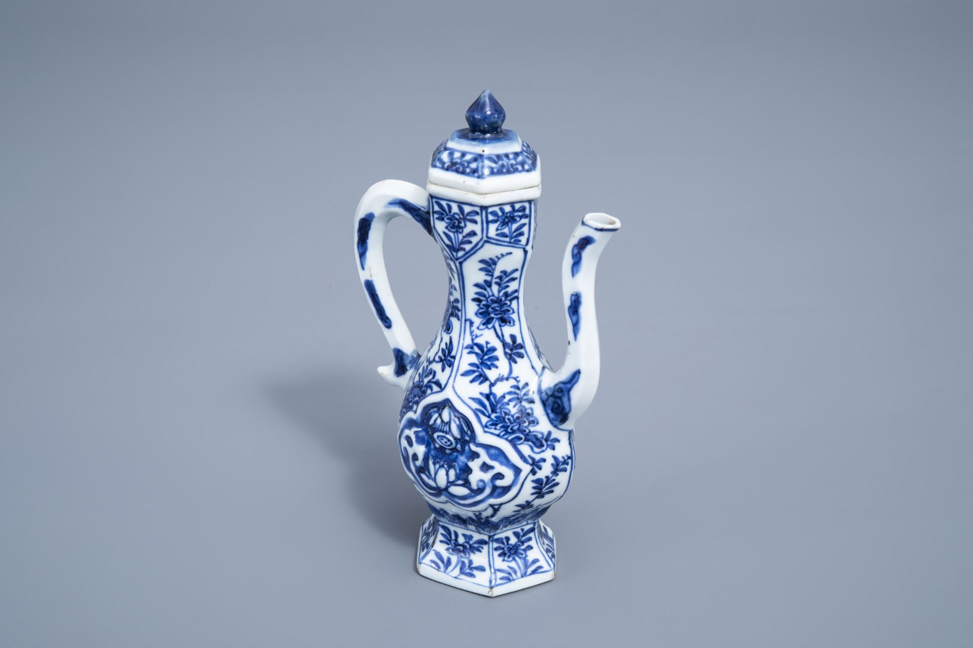 A Chinese blue and white ewer and cover with floral design, Kangxi