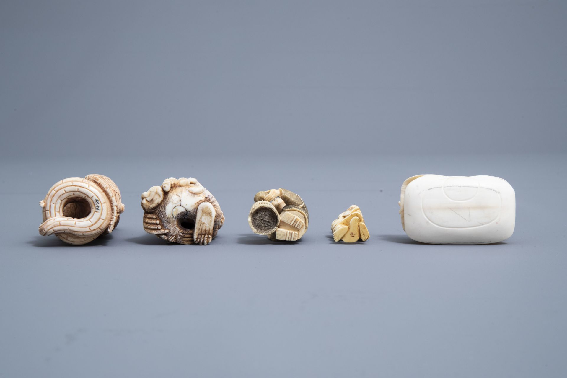 Five various Japanese ivory netsuke and okimono, Meiji, and a Chinese Canton shell, 19th/20th C. - Image 14 of 18