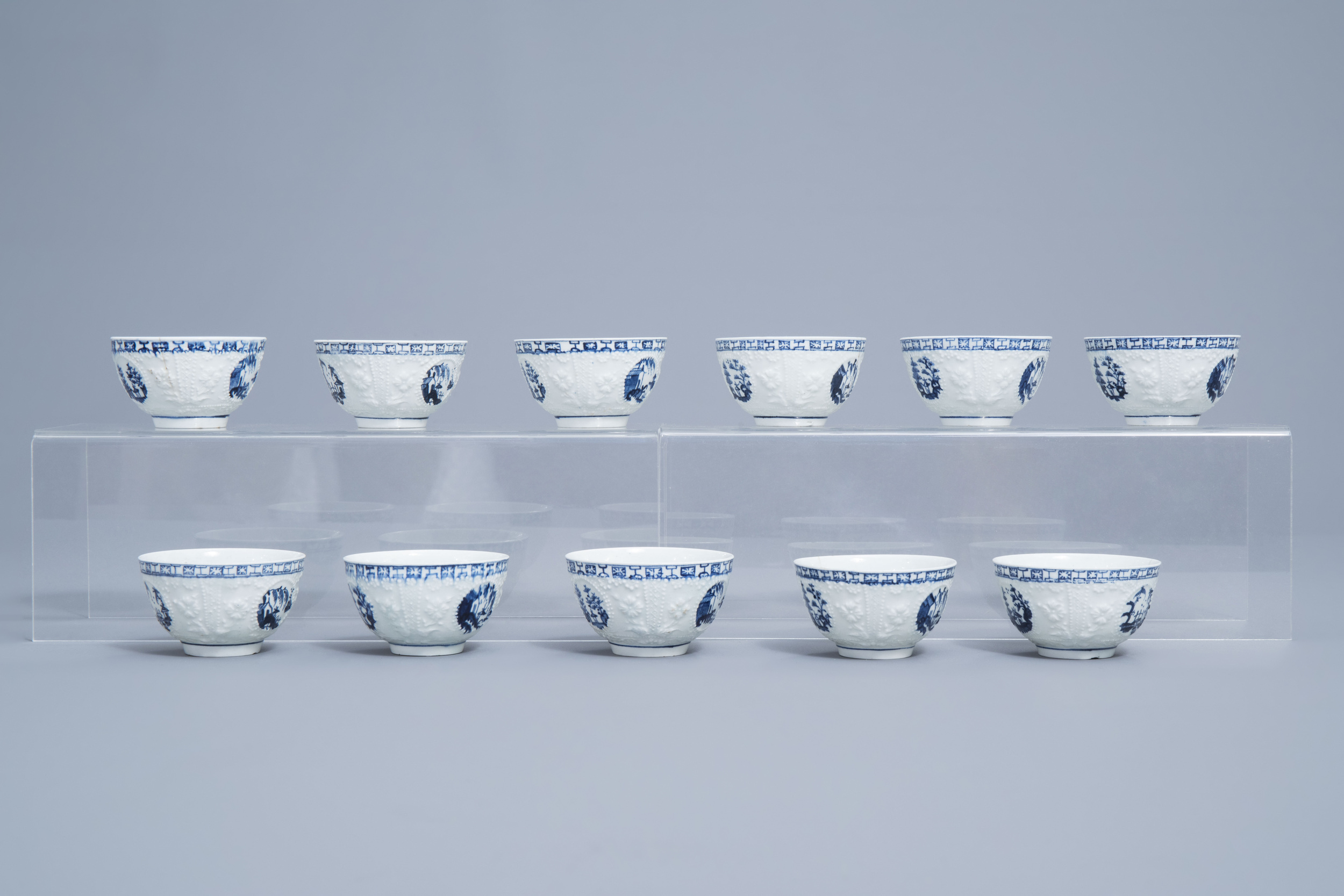 An English 22-piece blue and white Lowestoft creamware 'Hughes' coffee and tea service, 18th C. - Image 17 of 38