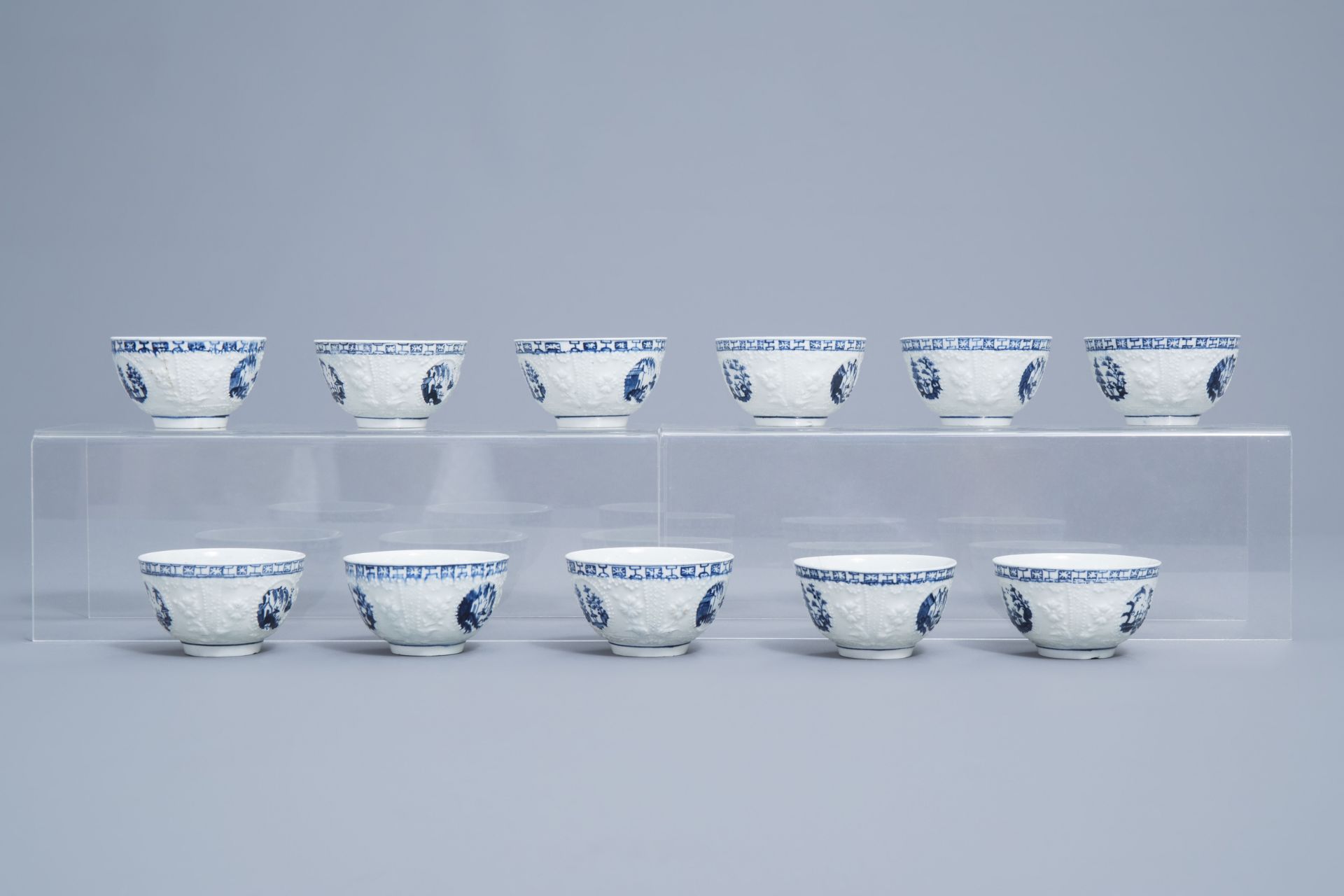 An English 22-piece blue and white Lowestoft creamware 'Hughes' coffee and tea service, 18th C. - Image 17 of 38