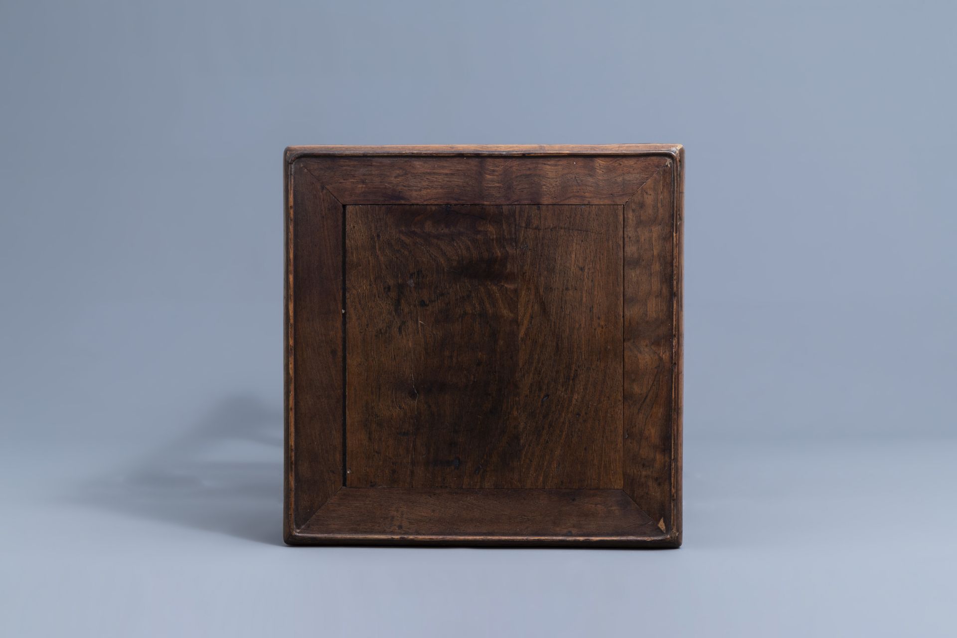 A Chinese wooden stand, 19th/20th C. - Image 6 of 7