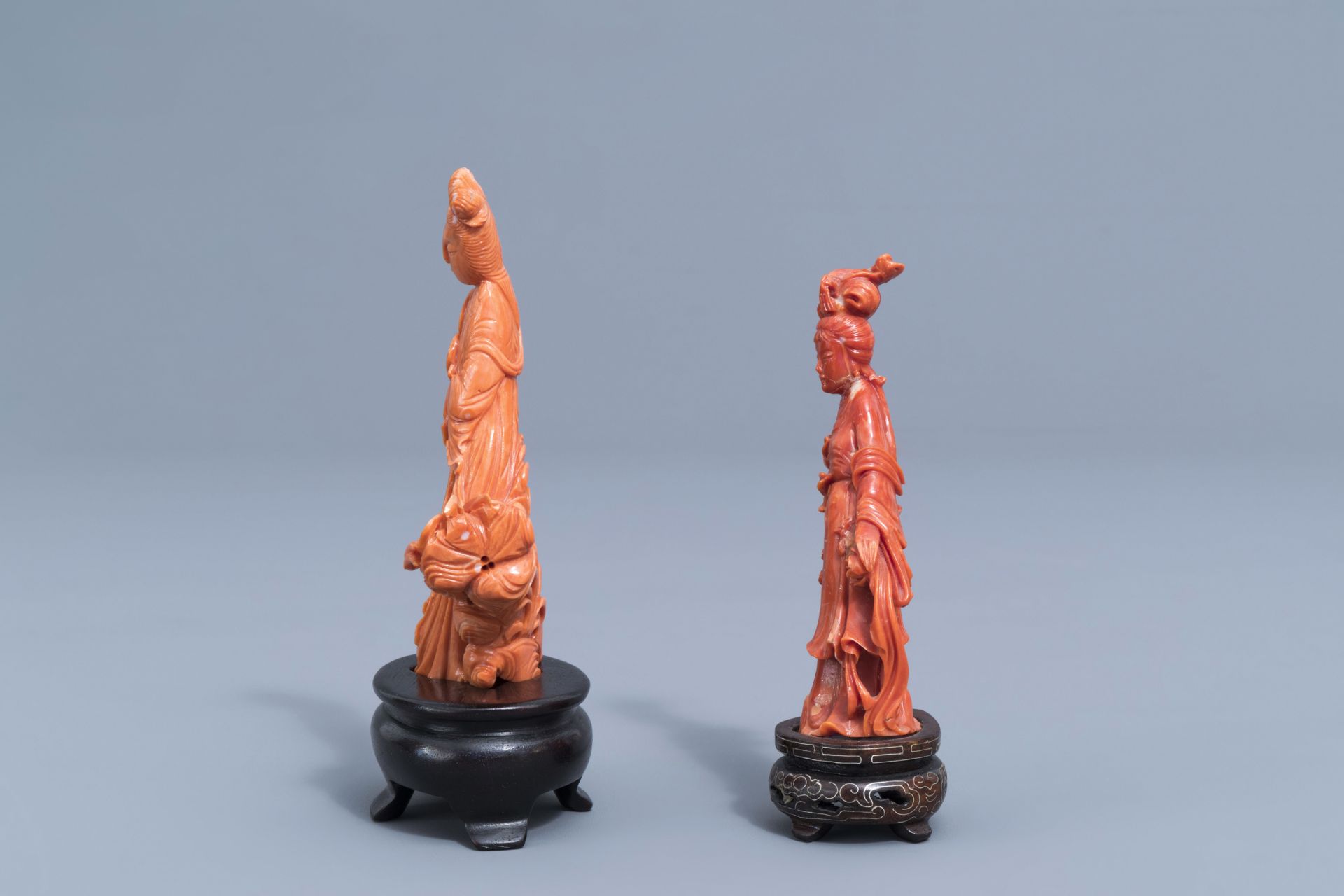 Two Chinese carved red coral figures of a lady, 19th/20th C. - Image 5 of 7