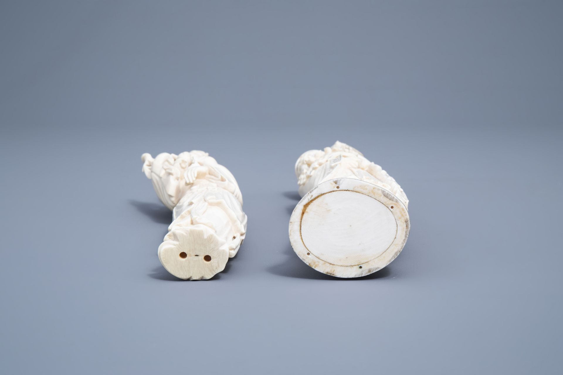Two Chinese carved ivory figures of a scholar and a lady with a parrot, 19th/20th C. - Image 9 of 9