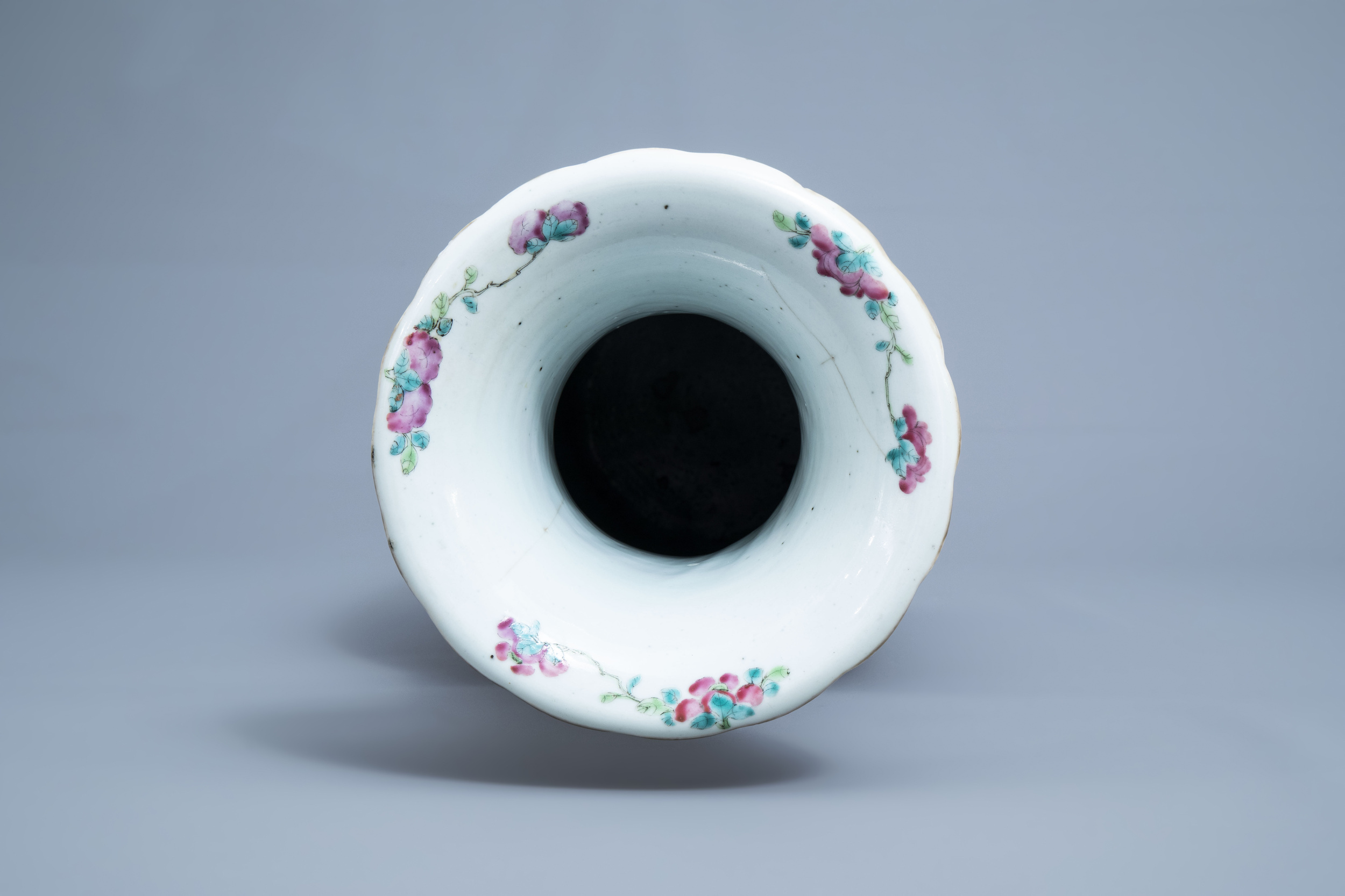 A Chinese famille rose vase with figurative and floral design, 19th C. - Image 5 of 6