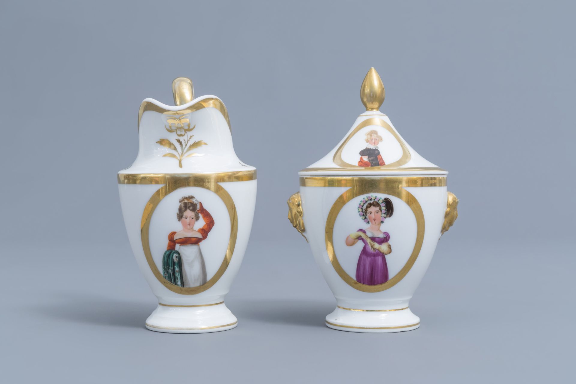 A 25-piece Paris porcelain coffee and tea service with First French Empire ladies portraits, 19th C. - Image 16 of 70
