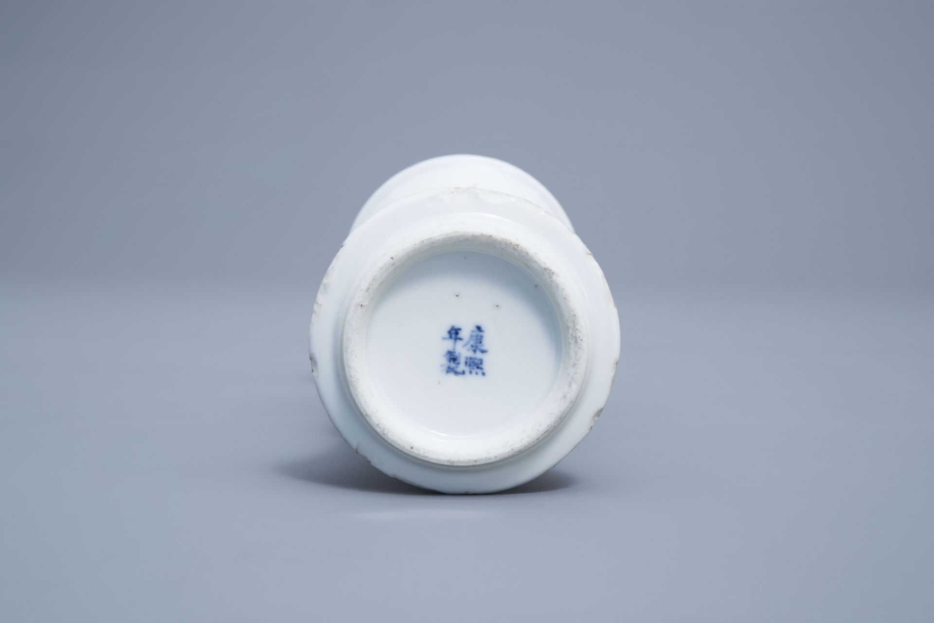 A Chinese blue and white charger and a gu 'Immortals' vase, Kangxi mark, 18th/19th C. - Image 17 of 18