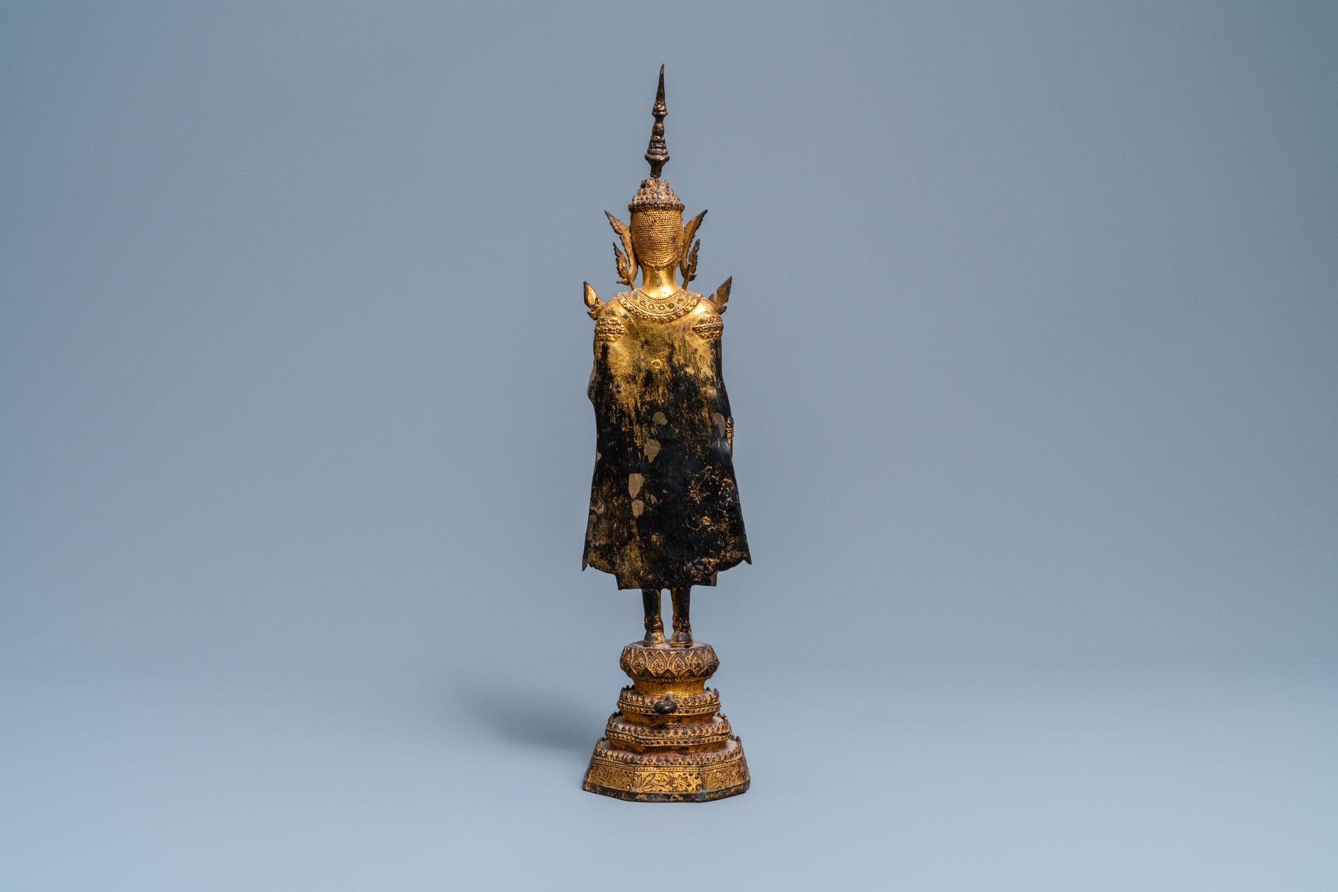 A collection of bronze figures and fragments, India, Thailand and Tibet, 19th C. and earlier - Image 5 of 20