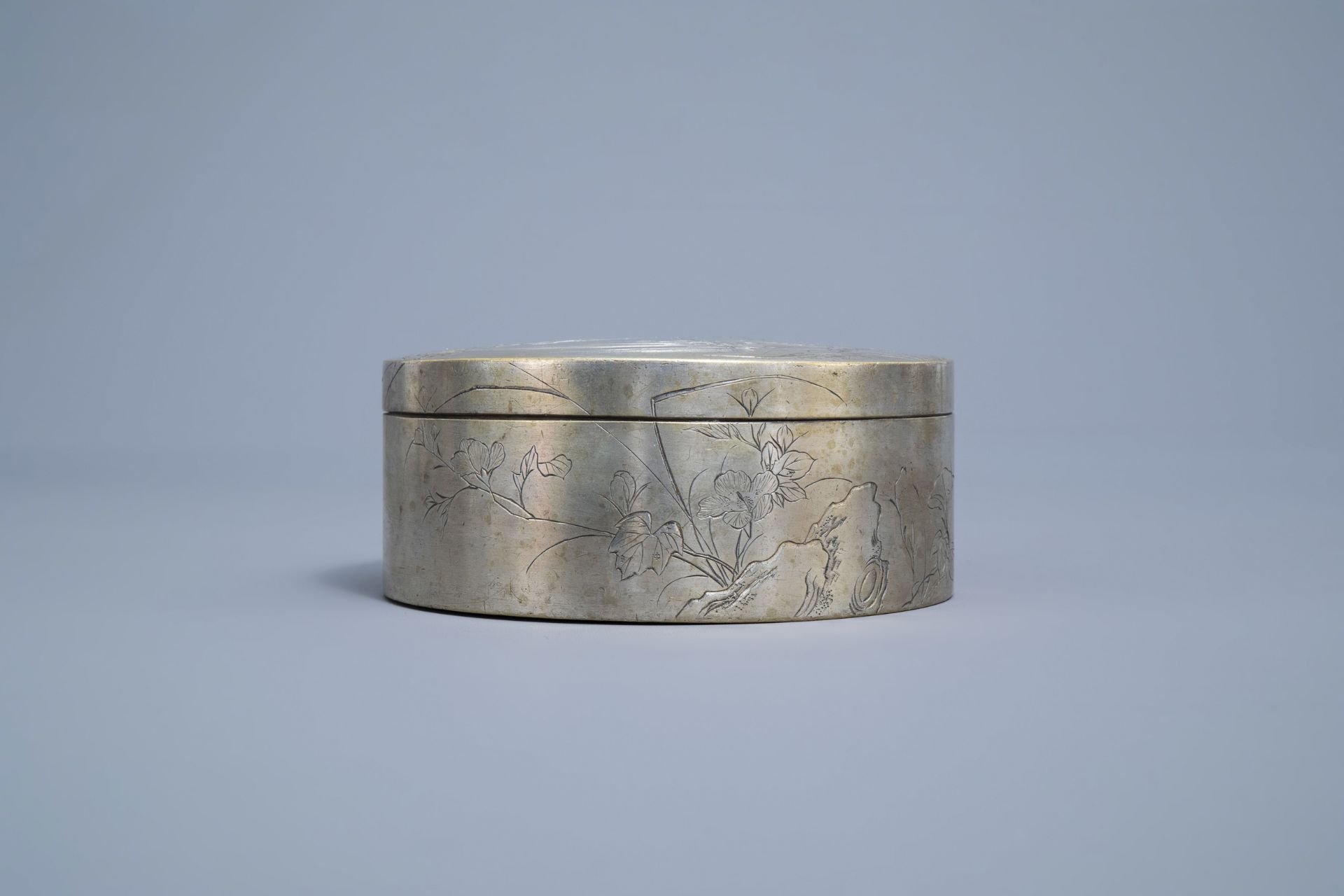 A Chinese paktong box and cover with figures in a landscape, 19th/20th C. - Image 6 of 10