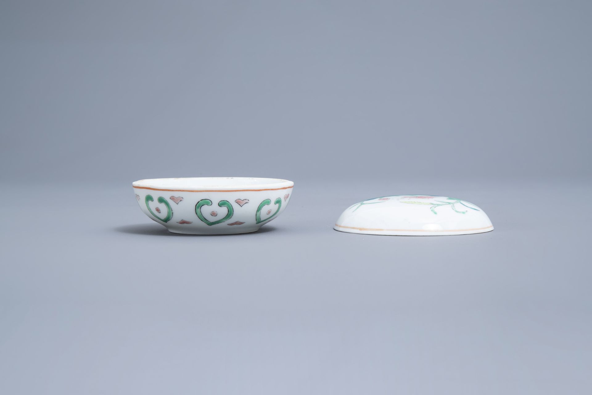 A varied collection of Chinese blue, white and famille rose porcelain, 18th C. and later - Image 20 of 42