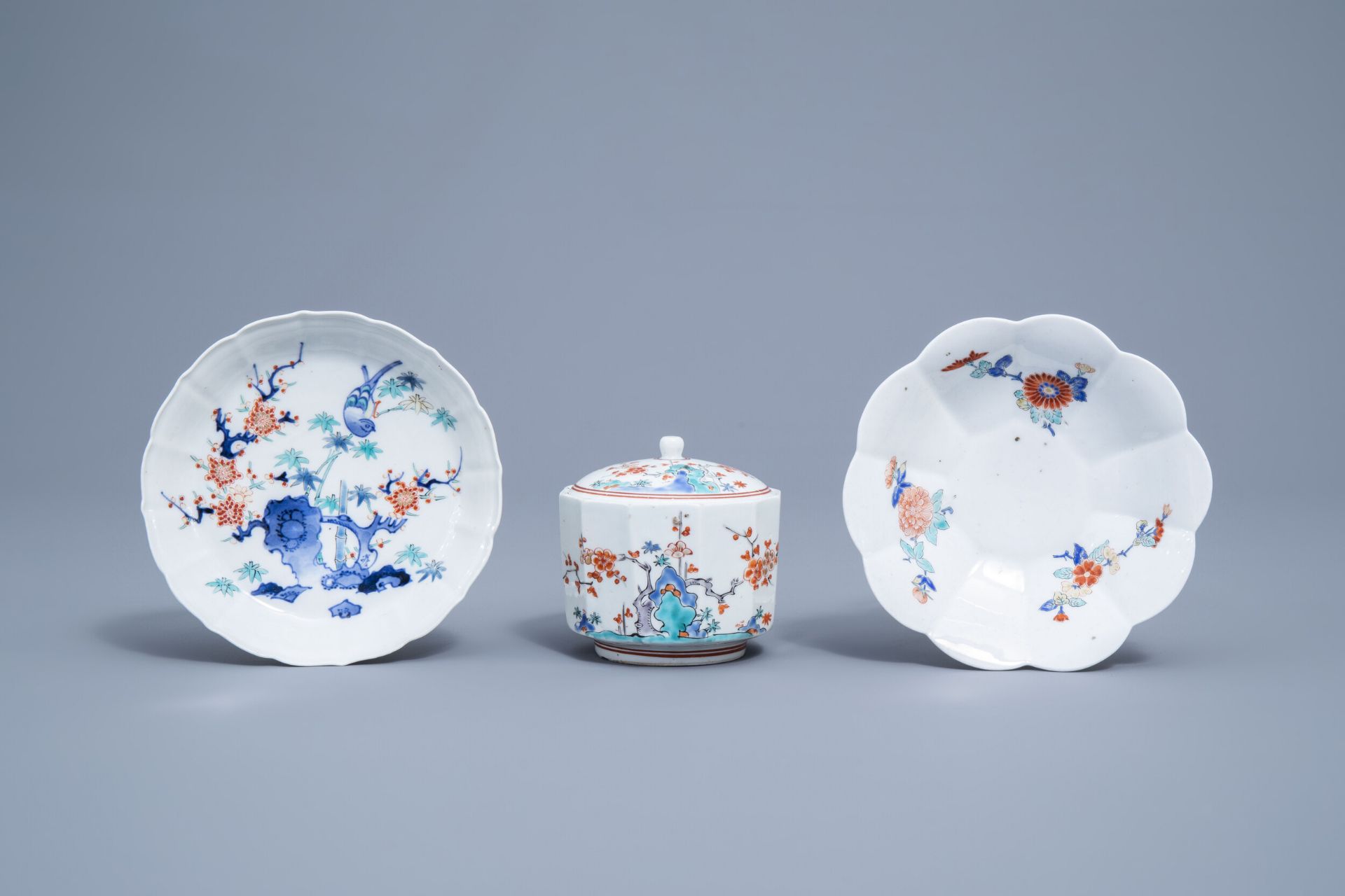A Japanese Kakiemon box and cover and two lobed dishes with floral design, Edo/Meiji, 18th/19th C.