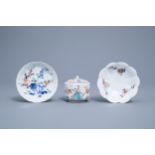 A Japanese Kakiemon box and cover and two lobed dishes with floral design, Edo/Meiji, 18th/19th C.