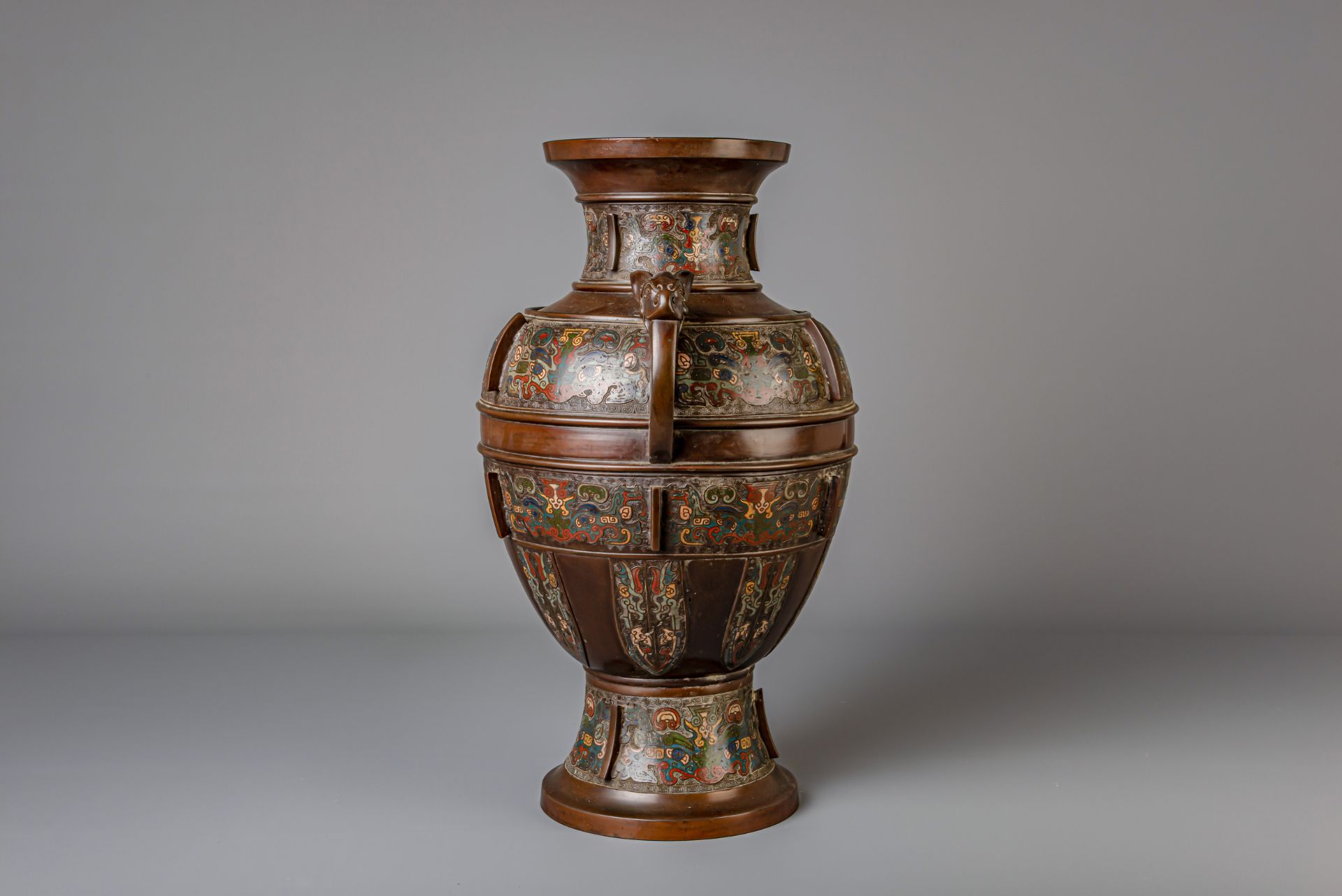 A Japanese vase, a censer and a jardiniere in champleve and cloisonne, Meiji, 19th/20th C. - Image 3 of 20