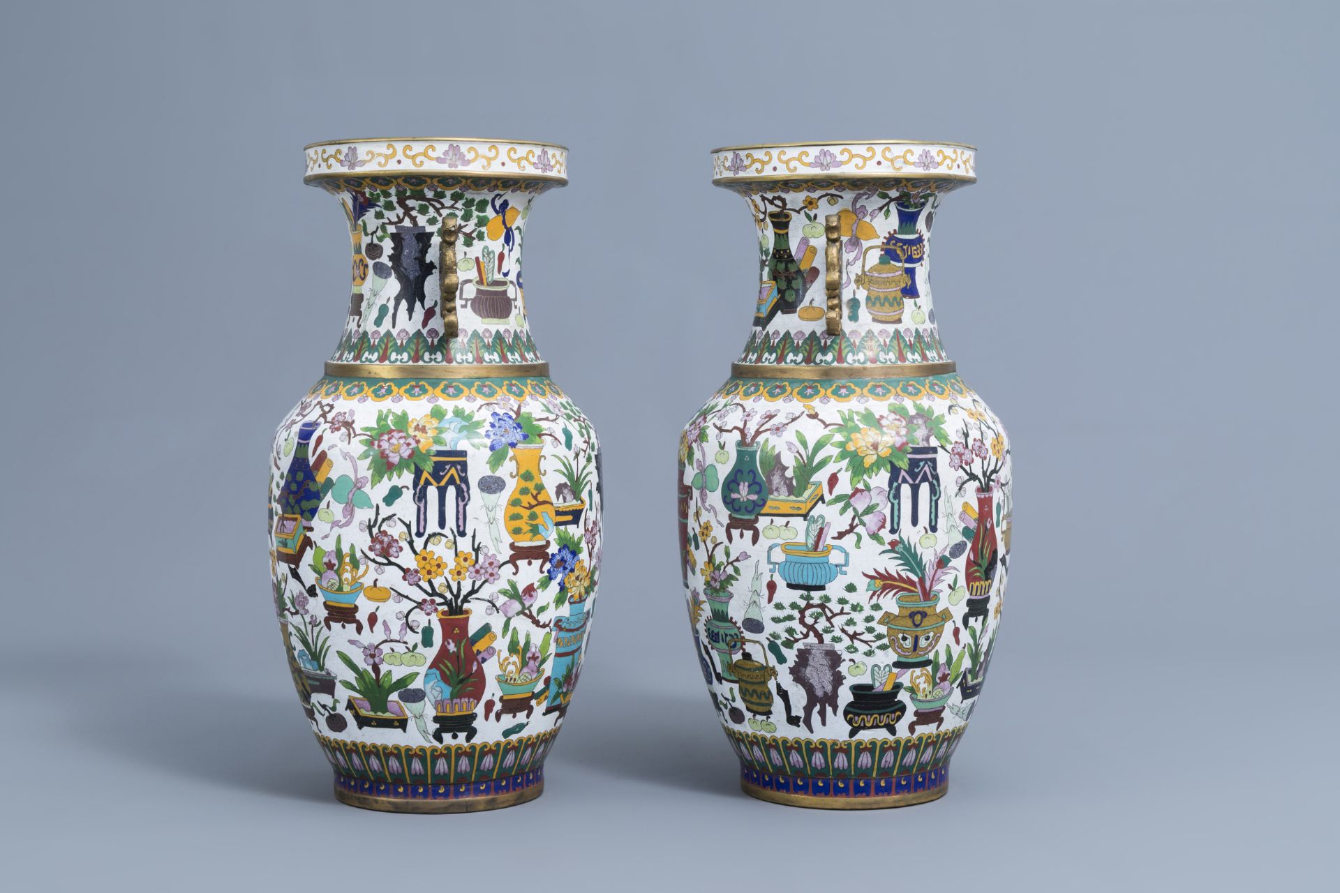 A pair of Chinese cloisonne vases with antiquities design, ca. 1900 - Image 4 of 6