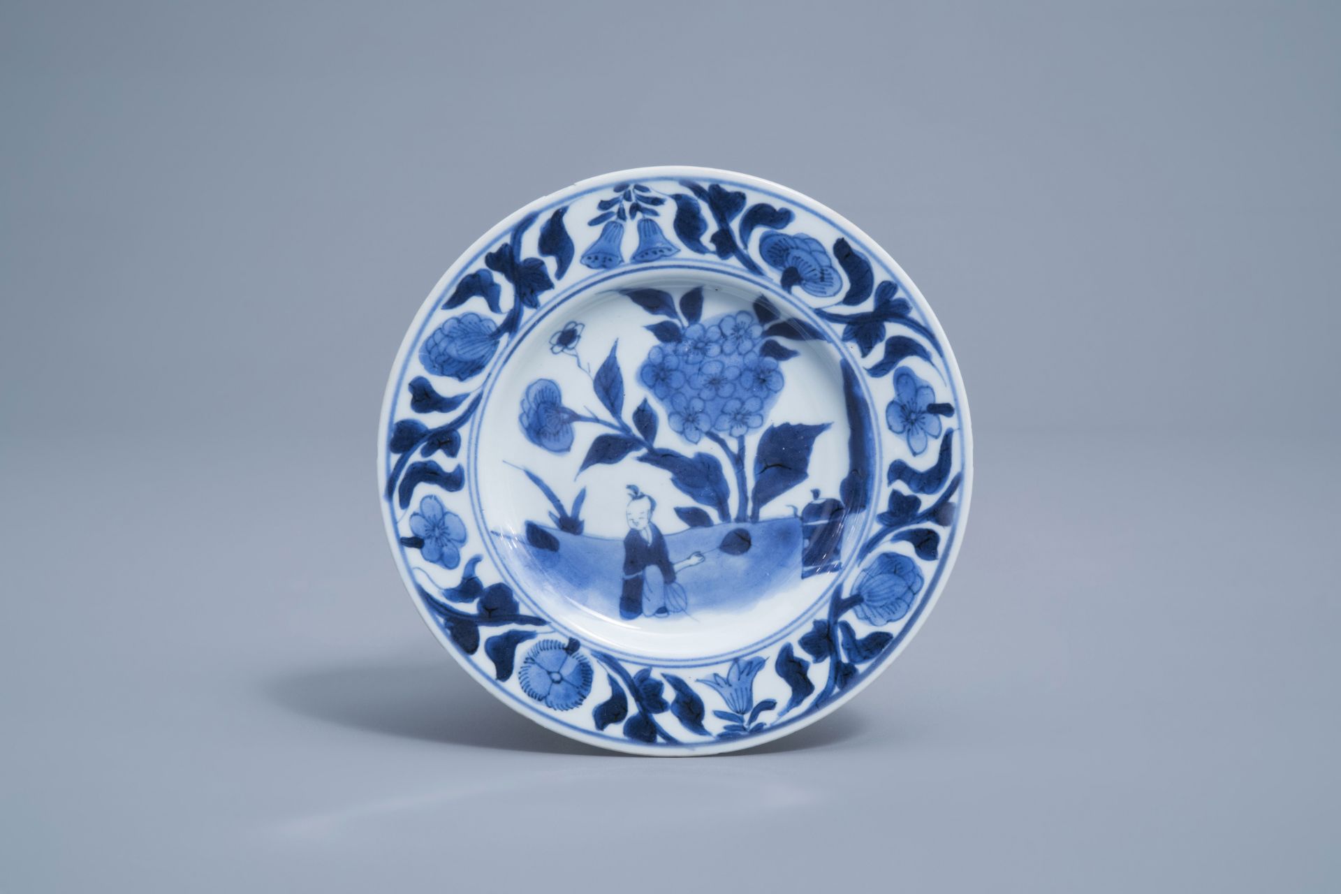 A pair of Chinese blue and white saucers with a boy in a landscape, Transitional period, 17th C. - Image 2 of 5