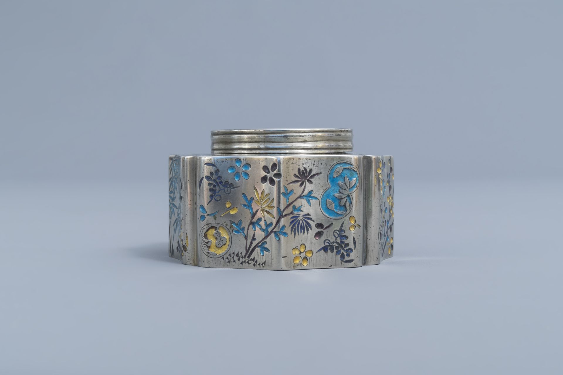 A rare Chinese enamelled paktong spittoon, 19th C. - Image 2 of 9