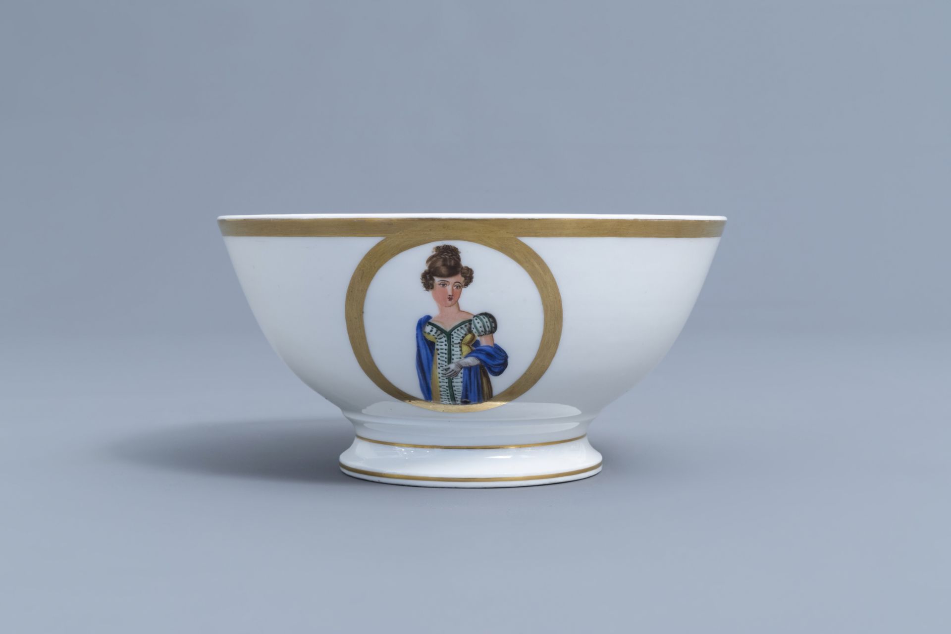 A 25-piece Paris porcelain coffee and tea service with First French Empire ladies portraits, 19th C. - Image 8 of 70