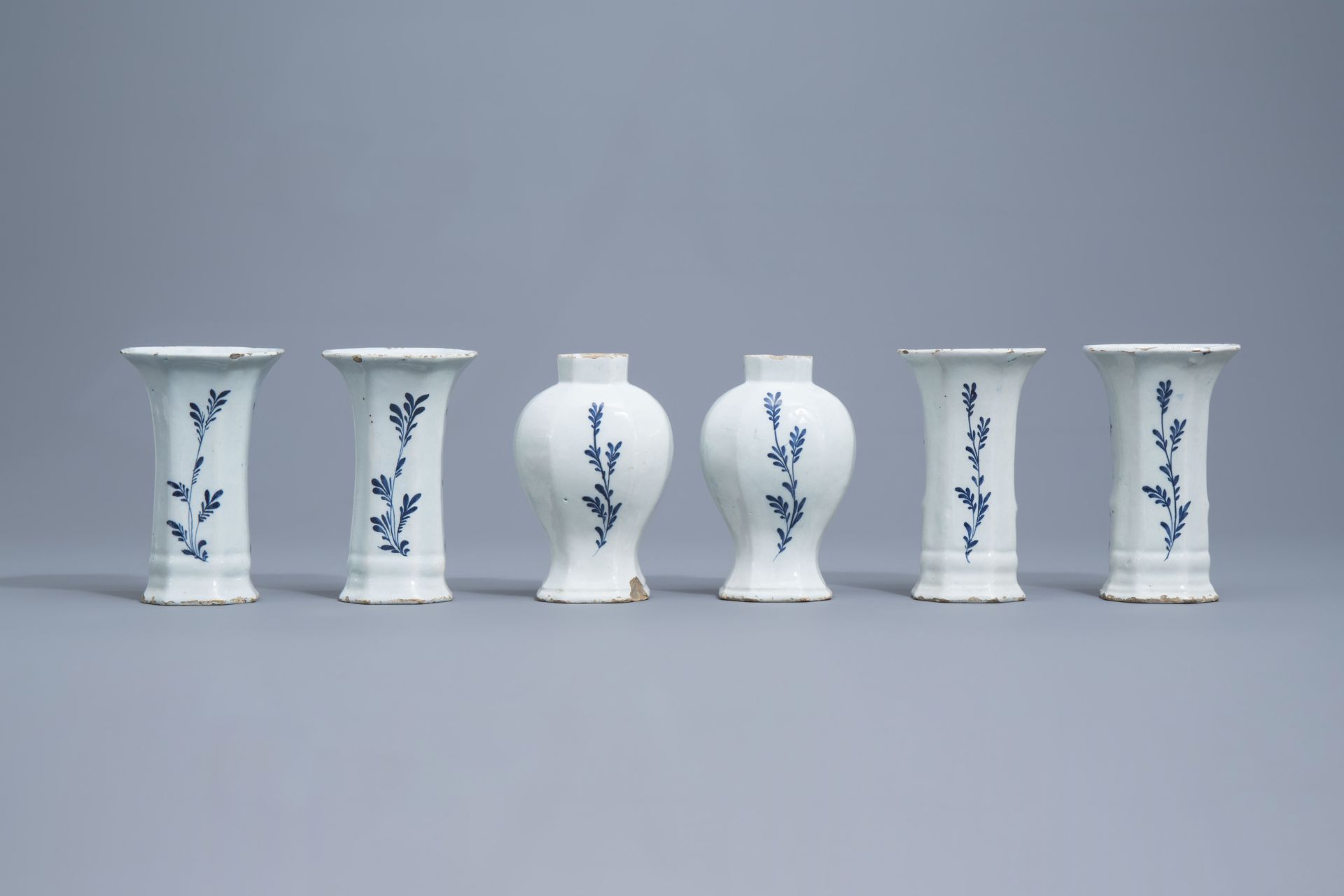 Six Dutch Delft blue and white vases and six plates, 18th C. - Bild 4 aus 16