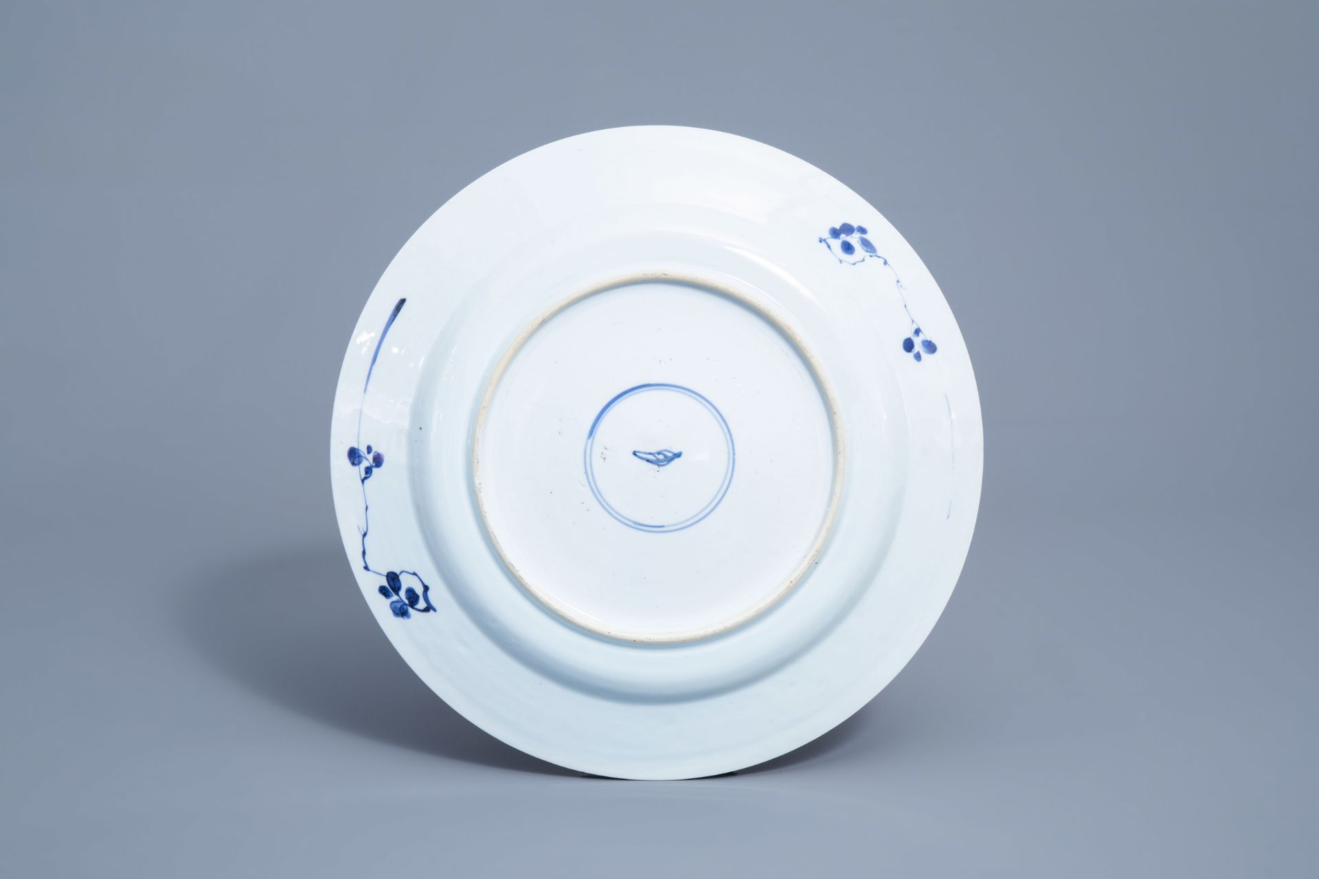 A Chinese blue and white charger with floral design, Kangxi - Image 3 of 3