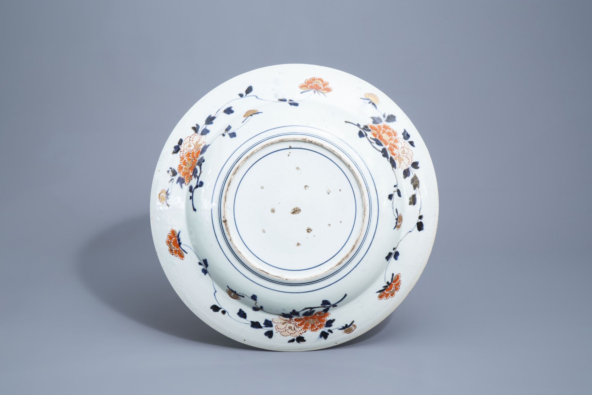 A large Japanese Imari charger with a flower basket and floral design, Edo, 18th C. - Image 2 of 2