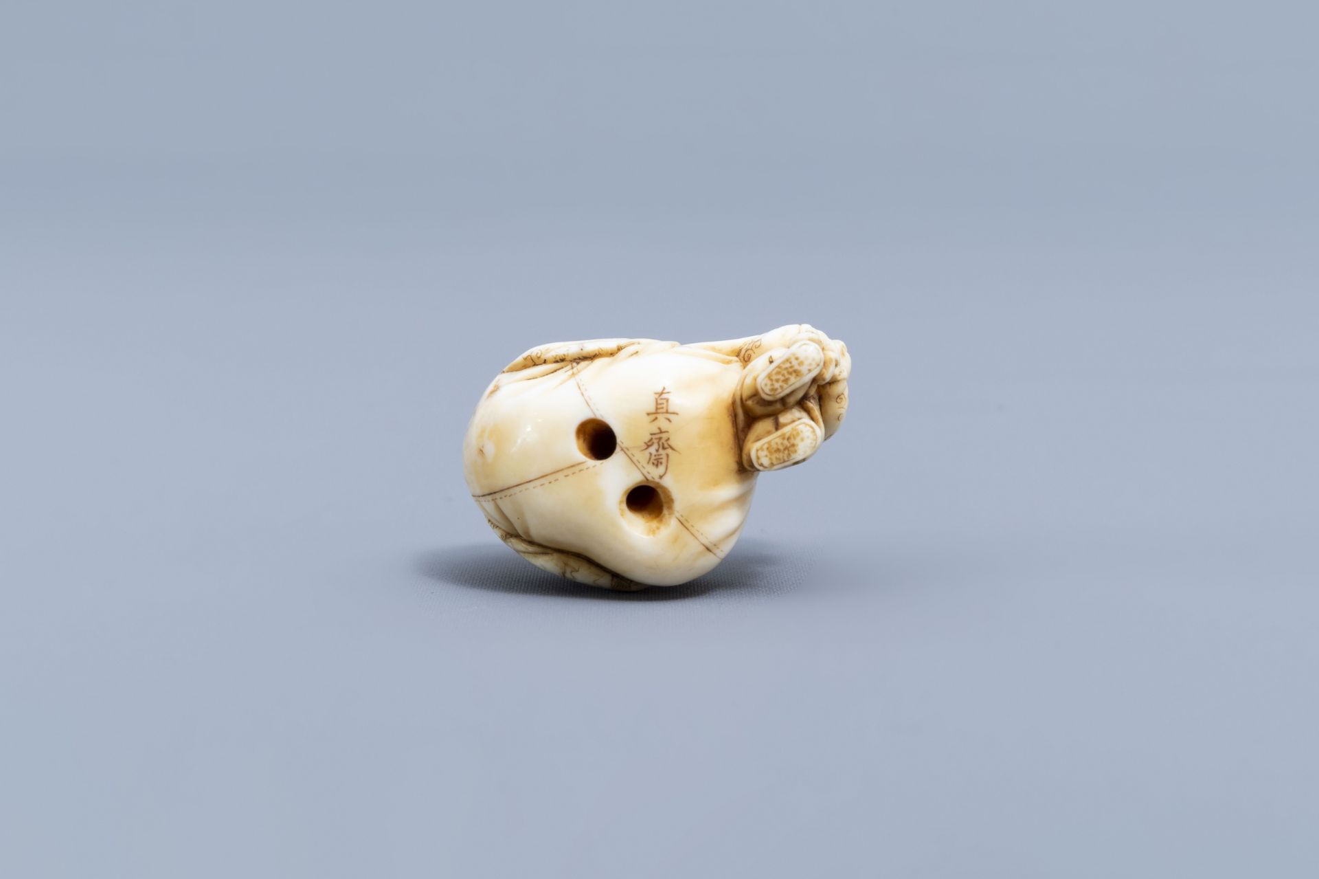 A Japanese ivory netsuke of a laughing Buddha with his servant, signed Shinsai, Edo - Image 8 of 9