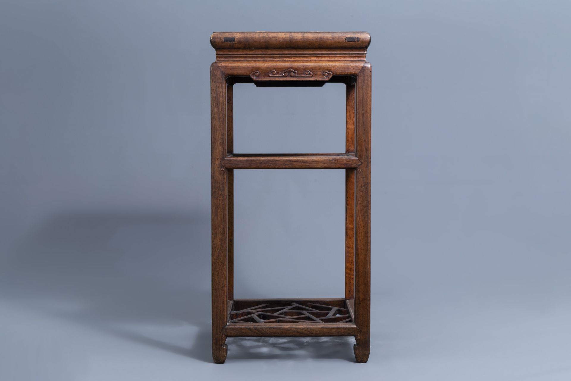 A Chinese wooden stand, 19th/20th C. - Image 3 of 7