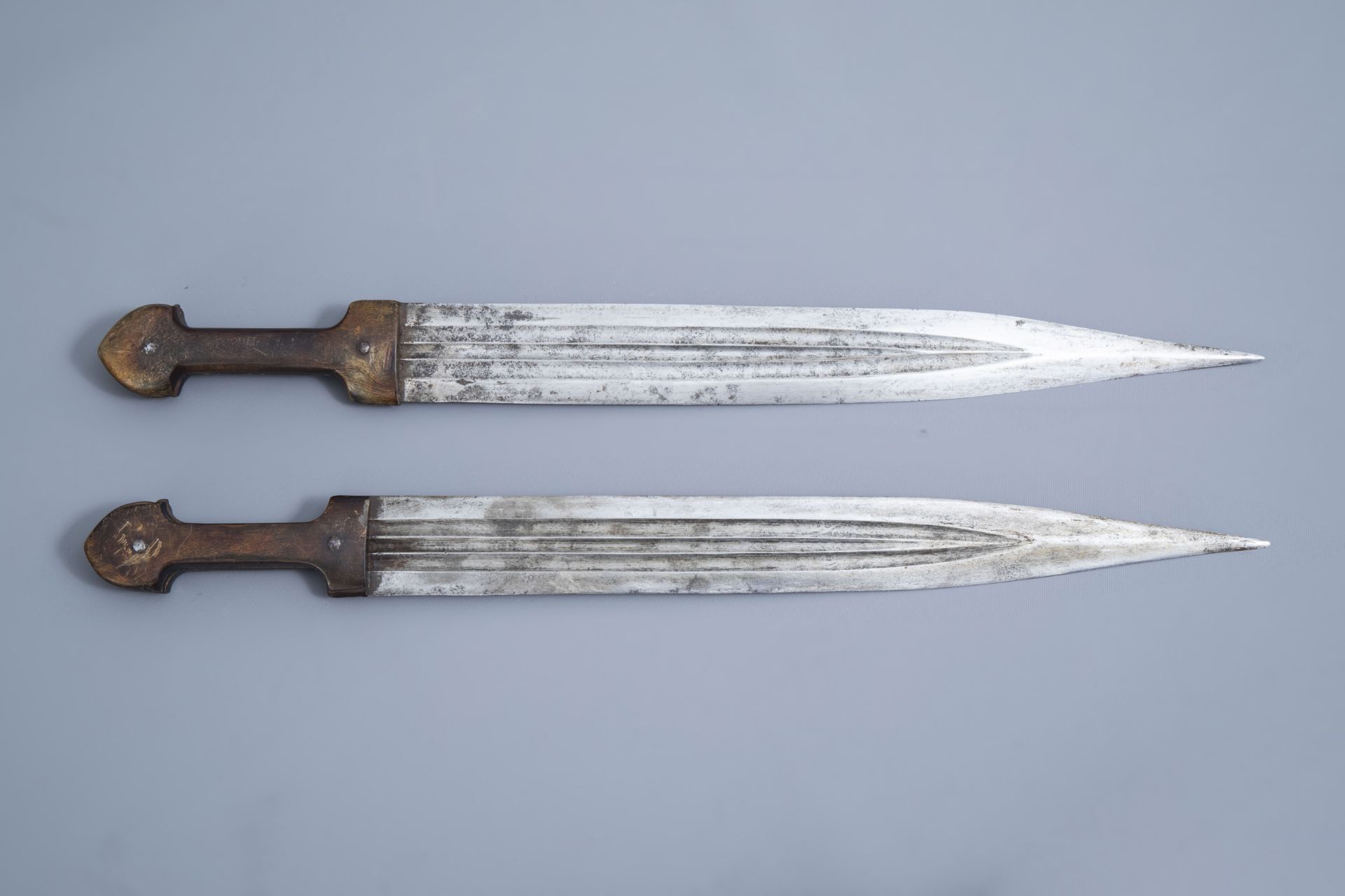 Two Caucasian 'kindjal' daggers with accompanying scabbard, 19th/20th C. - Image 3 of 17