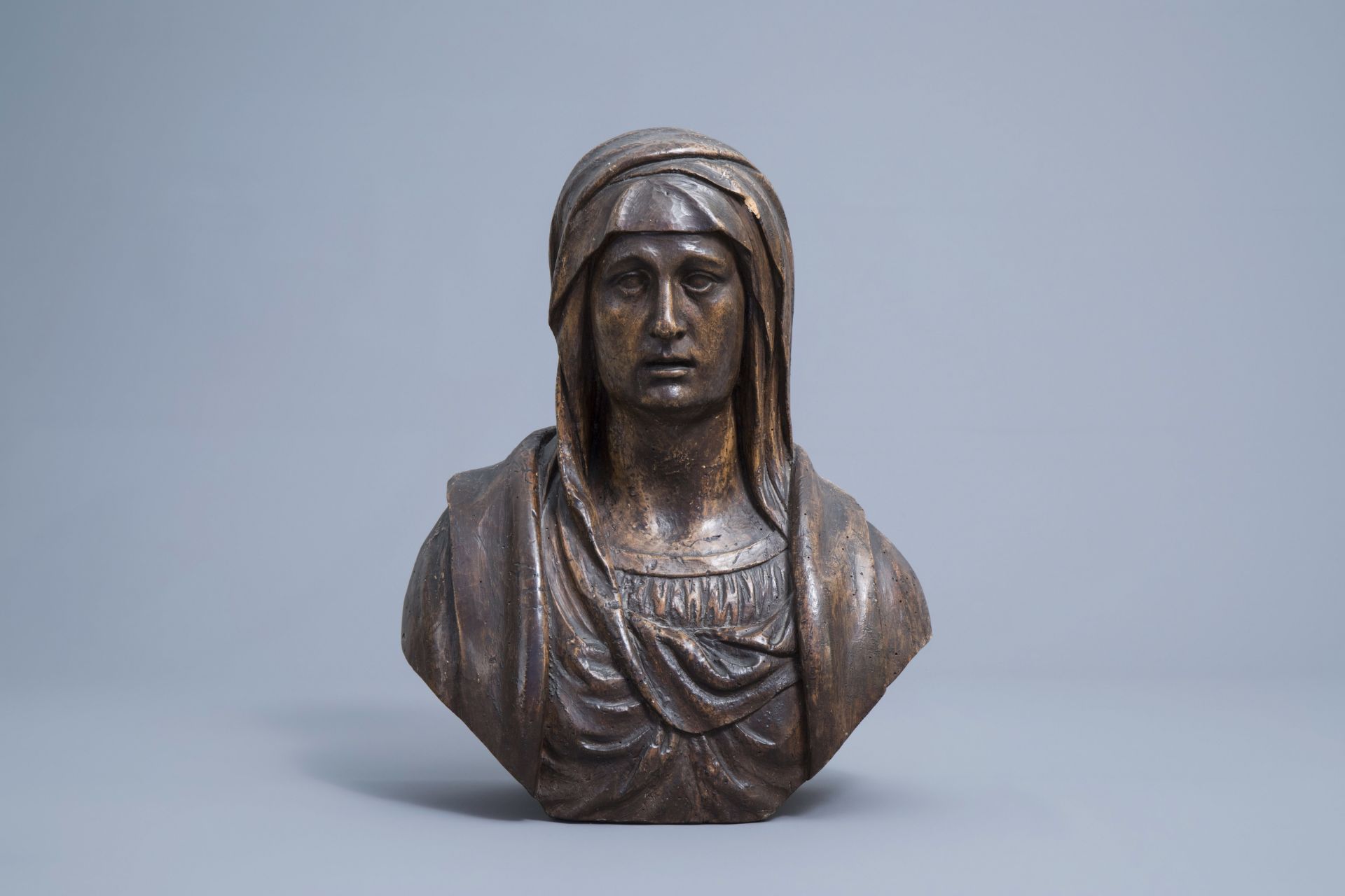 A patinated carved wooden bust of the Mother of Sorrows, Italy or France, 18th C. - Image 2 of 7