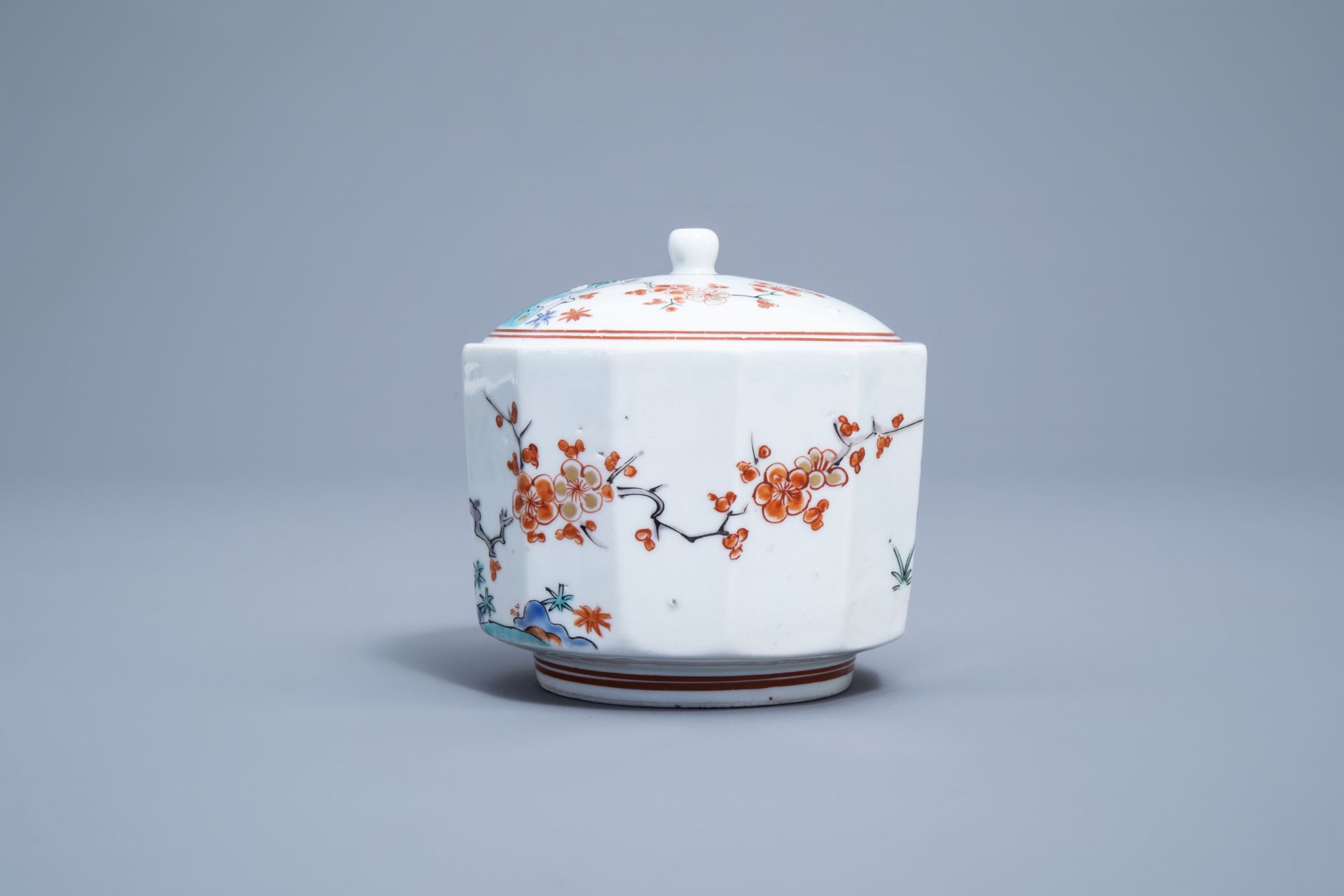 A Japanese Kakiemon box and cover and two lobed dishes with floral design, Edo/Meiji, 18th/19th C. - Image 10 of 12