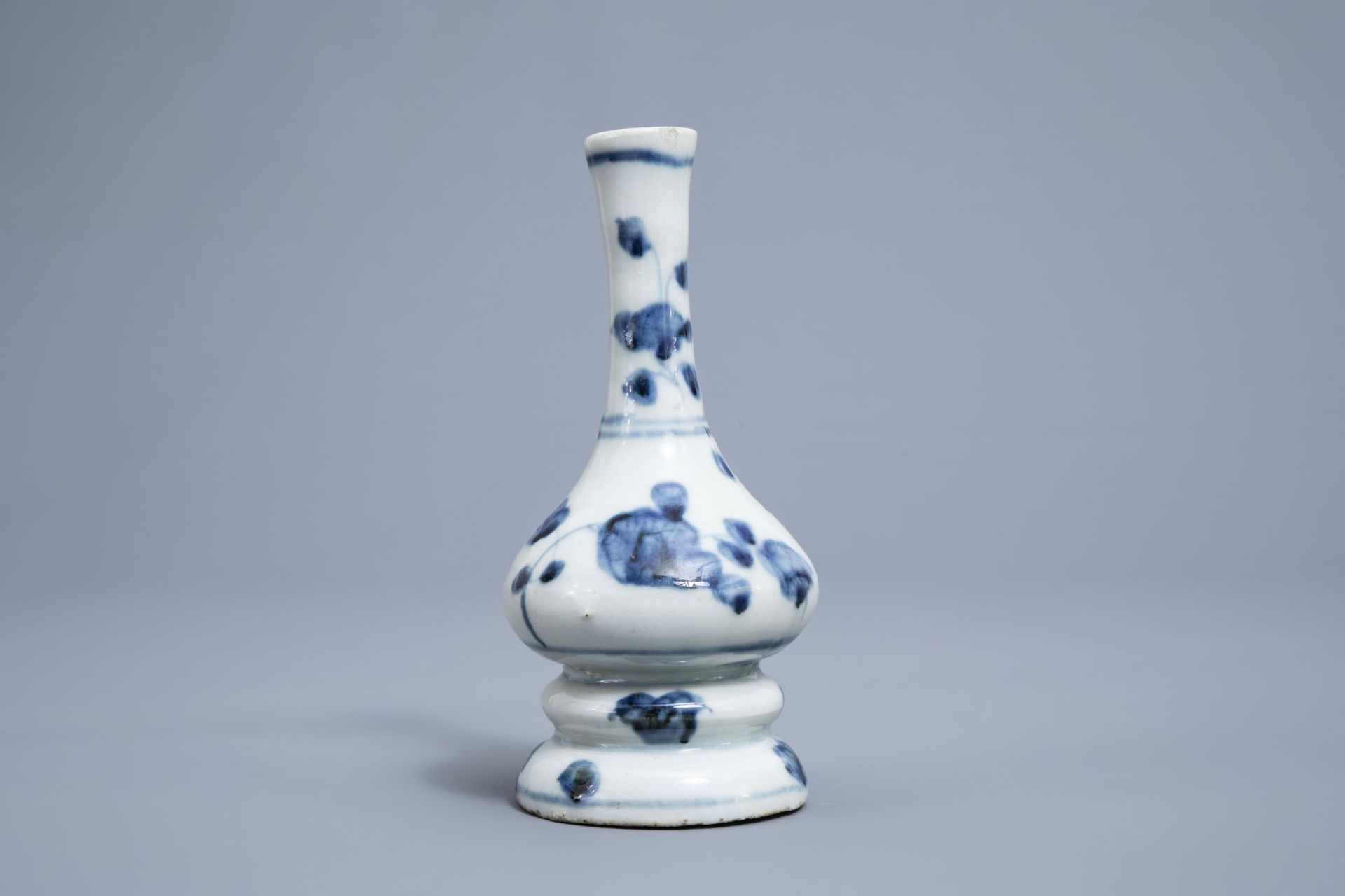 A Chinese blue and white Swatow vase with floral design, probably Ming - Image 4 of 7